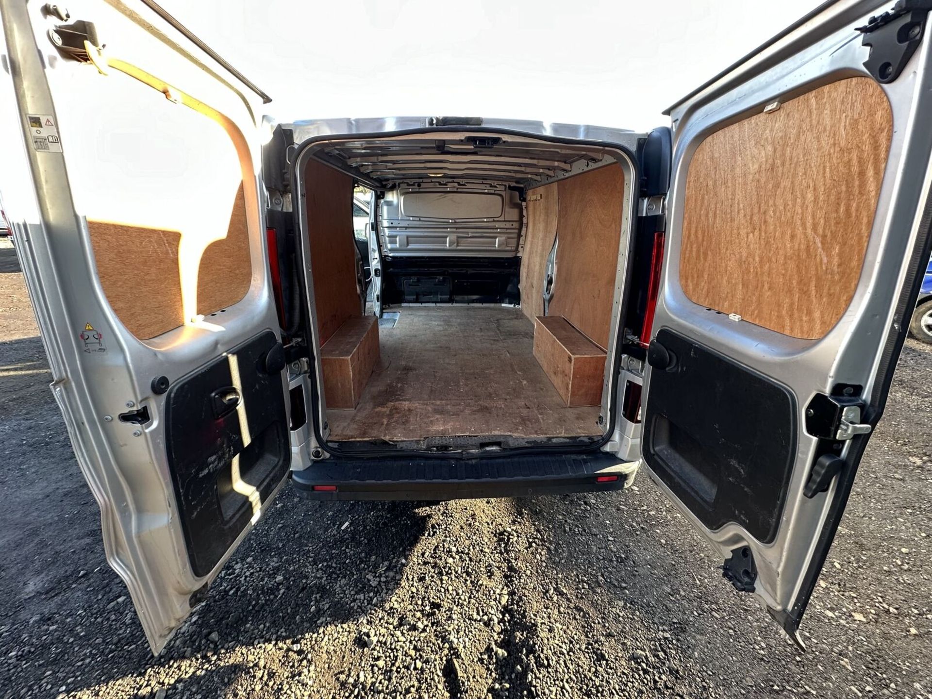 SILVER LINING: VAUXHALL VIVARO TRAFIC L2 SPORTIVE PANEL VAN (NO VAT ON HAMMER) - Image 2 of 15