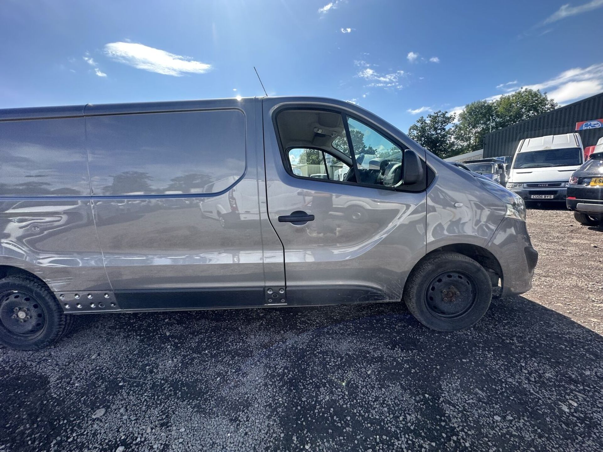**(ONLY 70K MILEAGE)** MANUAL MARVEL: 2018 VAUXHALL VIVARO - CLEAR HPI, 0 FORMER KEEPERS - Image 3 of 15