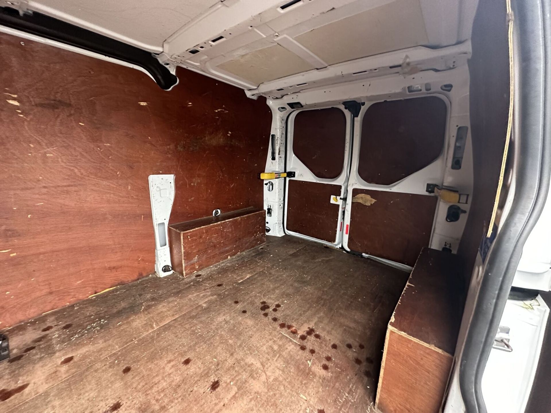 2019 FORD TRANSIT CUSTOM 2.0 TDCI 105PS MILEAGE: 98K - MOT: MAY 2024 - NO VAT ON HAMMER - Image 3 of 15