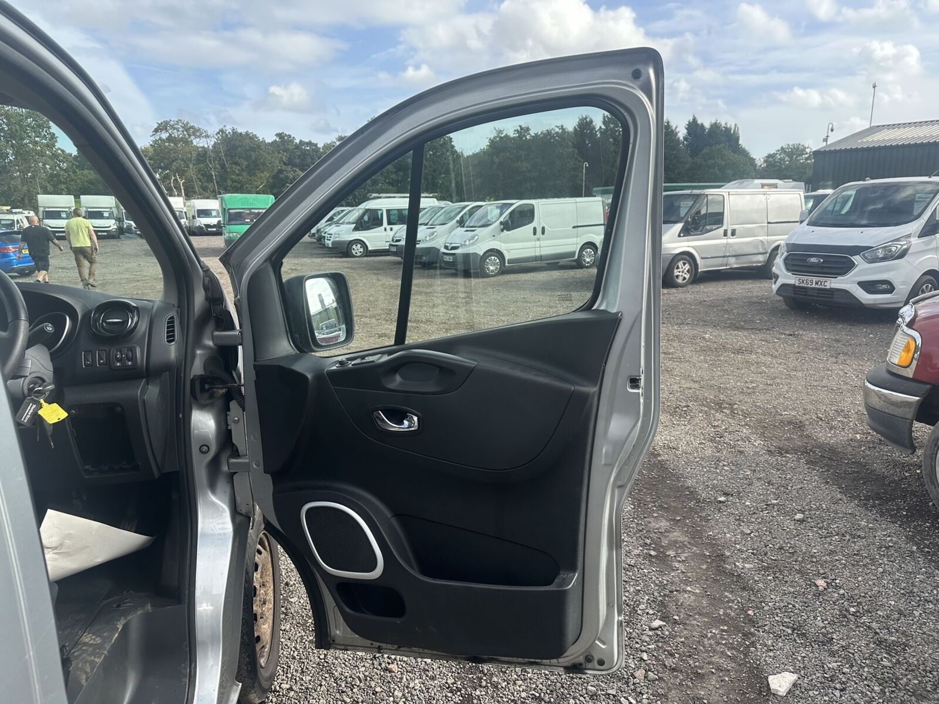 FIXER UPPER OPPORTUNITY: 2019 VAUXHALL VIVARO LWB SPORTIVE (NO VAT ON HAMMER) - Image 9 of 14