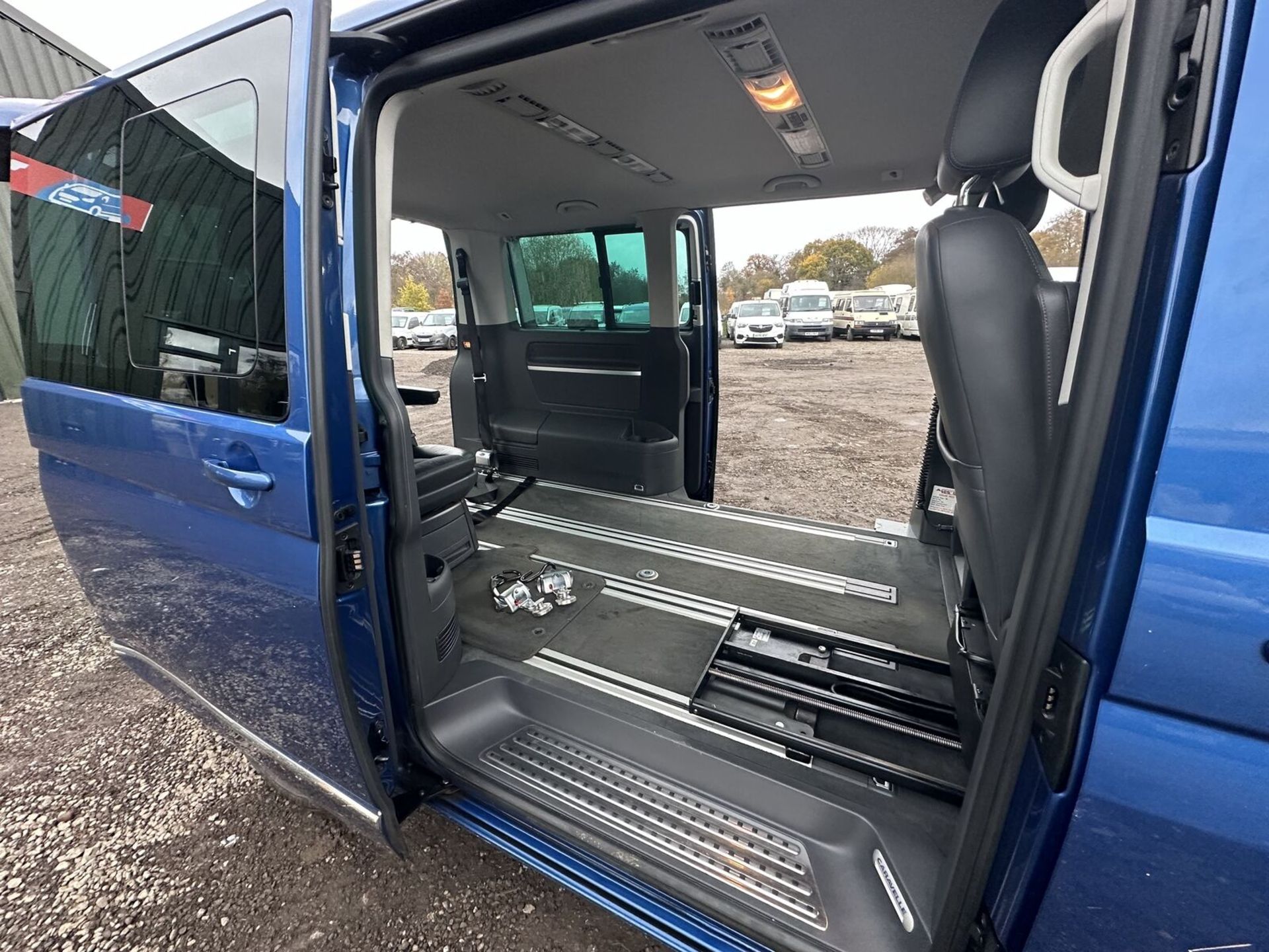 **(ONLY 43K MILEAGE)** 2014 VW TRANSPORTER CARAVELLE CAMPER - RUNS PERFECT - NO VAT ON HAMMER - Image 4 of 15