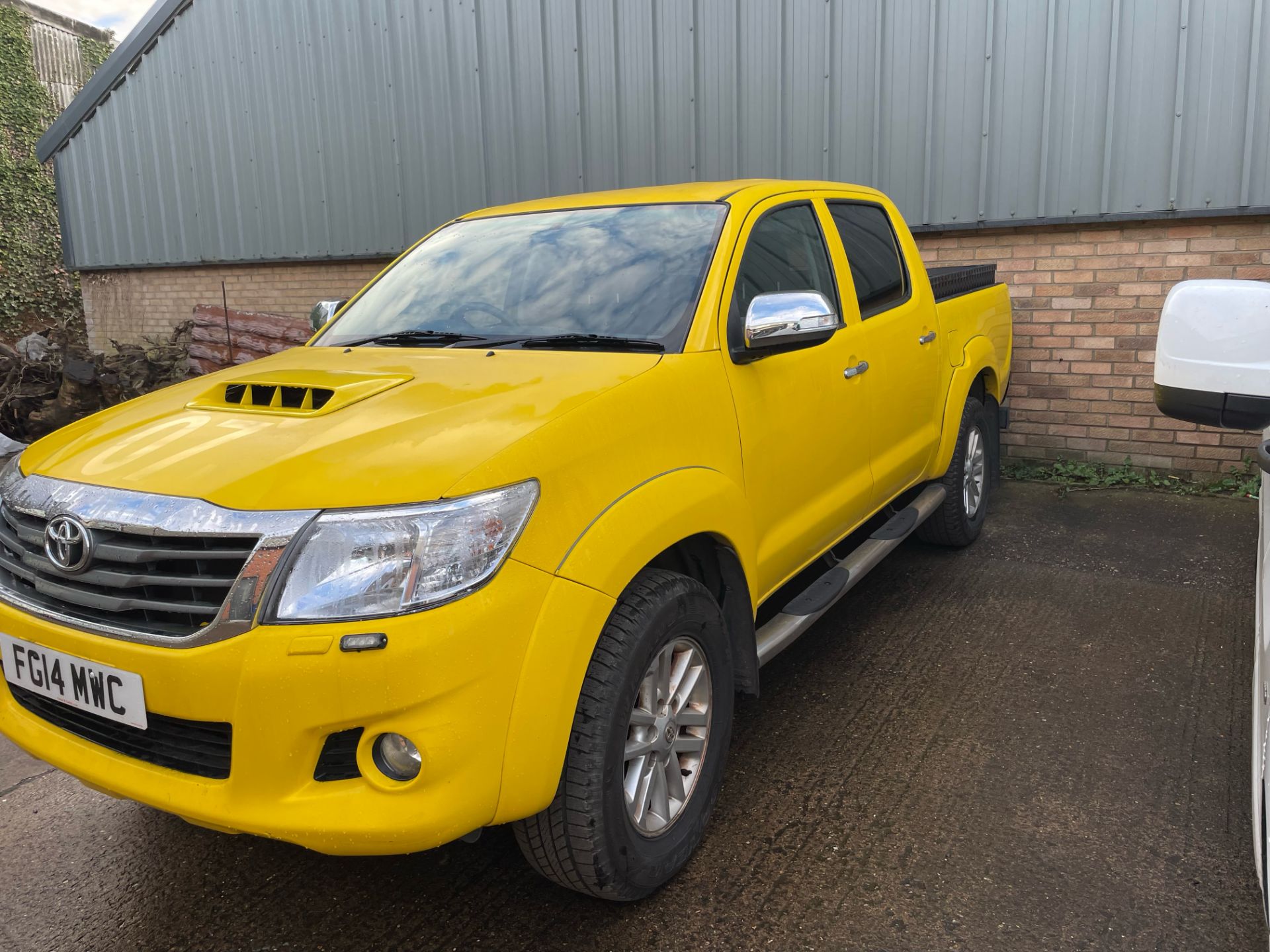 (ONLY 85K MILEAGE)** TOYOTA HILUX INVINCIBLE PICKUP TRUCK 3.0 D4D DOUBLE CAB