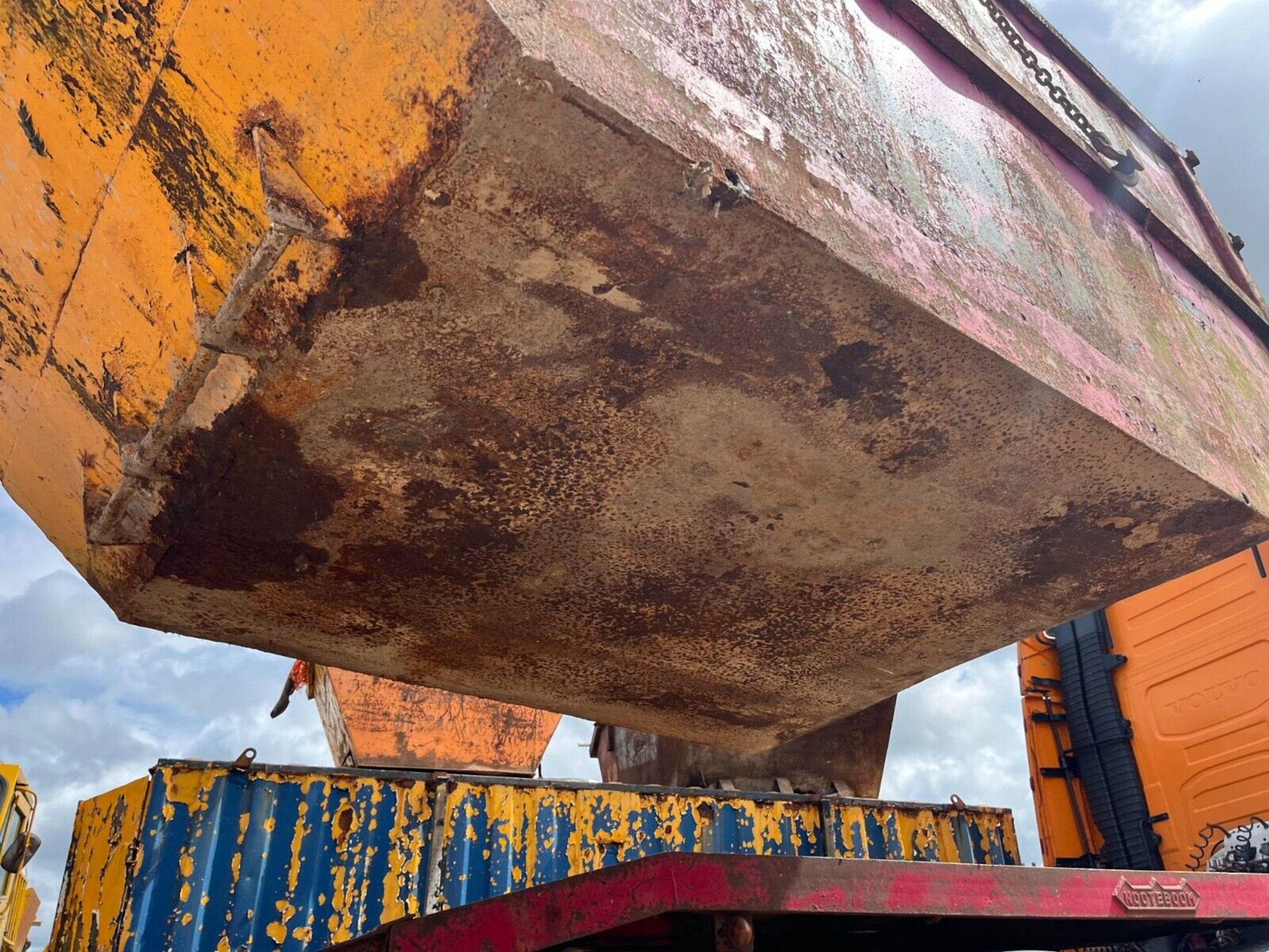 14 YARD CHAIN SKIP WAGON TRUCK AUCTION IS FOR 1 X SKIP IN USEABLE CONDITION - Image 5 of 6