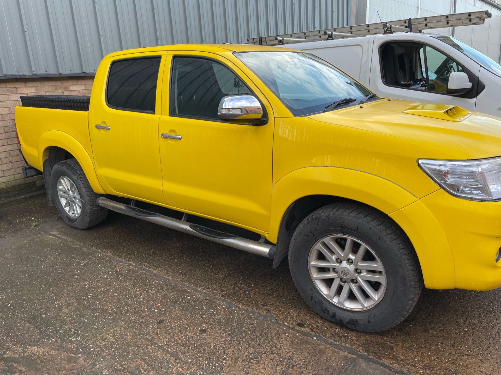 (ONLY 85K MILEAGE)** TOYOTA HILUX INVINCIBLE PICKUP TRUCK 3.0 D4D DOUBLE CAB - Image 5 of 6