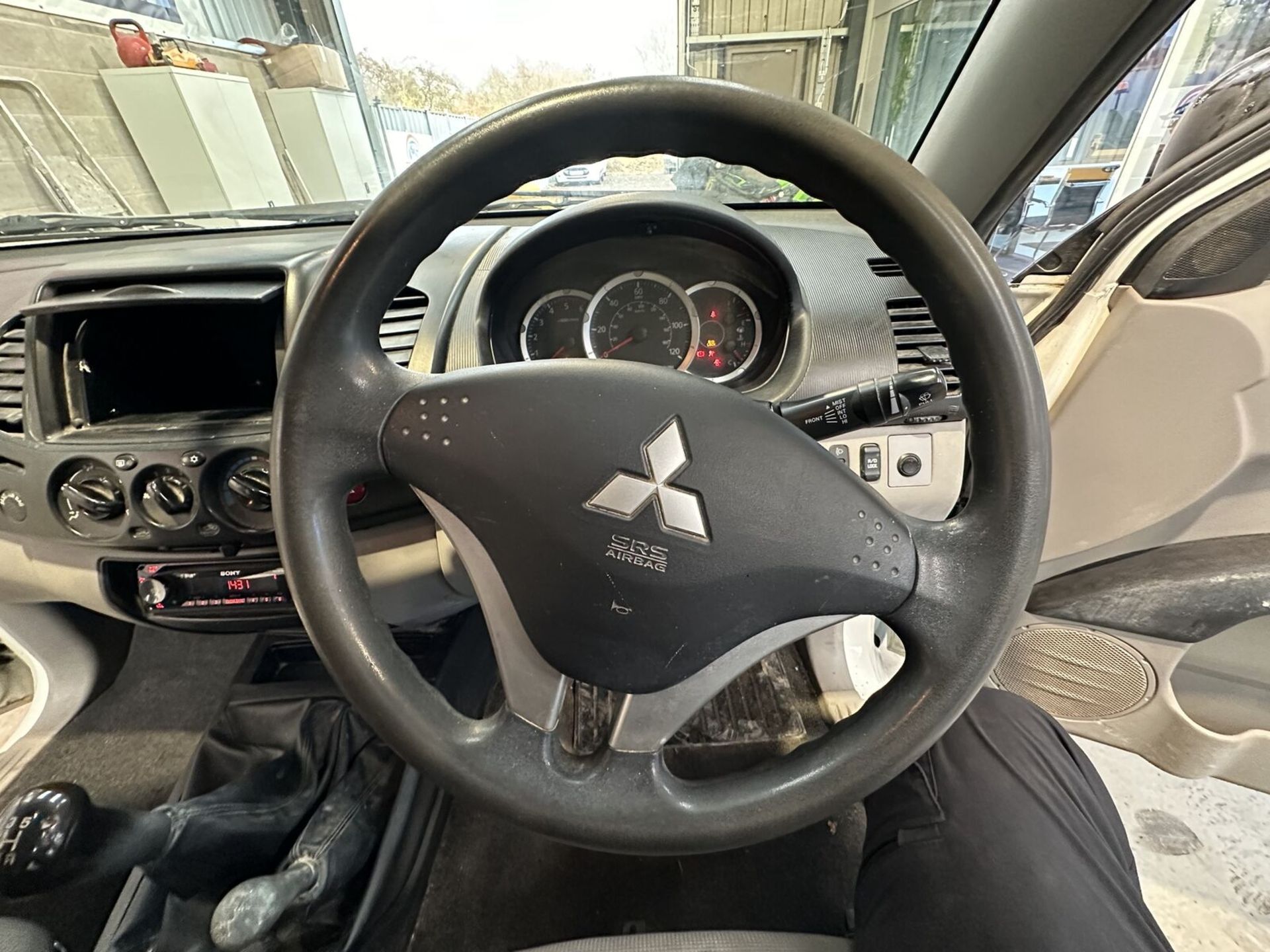 SMOOTH TRANSMISSION: 60 PLATE MITSUBISHI L200 4LIFE, CLEAN INTERIOR - (NO VAT ON HAMMER) - Image 11 of 15