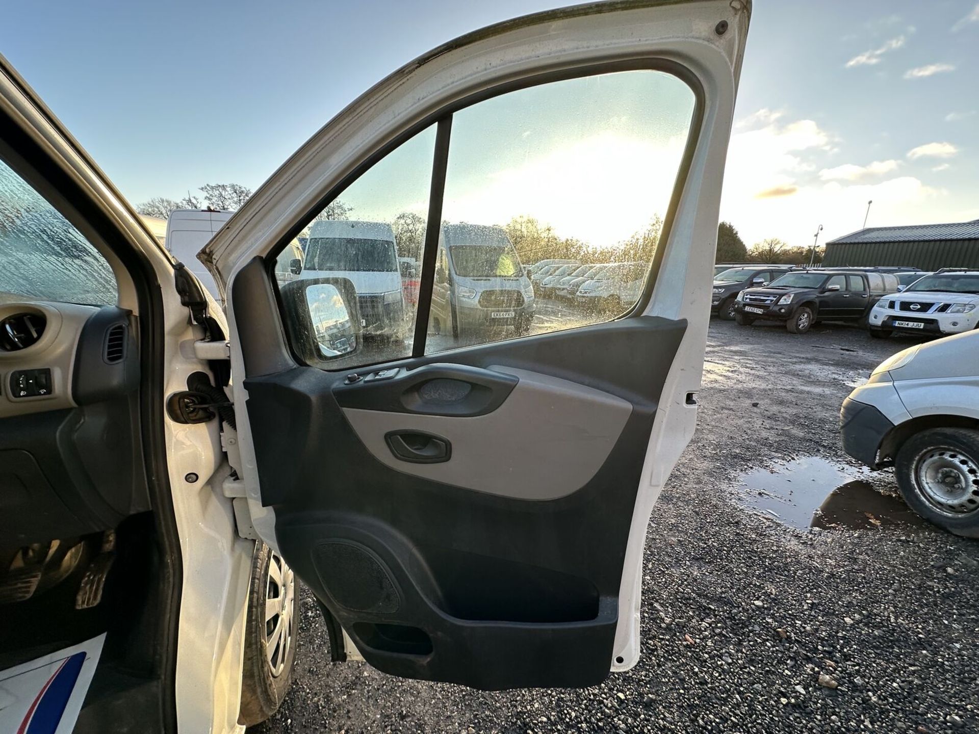 CLEAN & CAPABLE: EURO 6 NISSAN NV300 VIVARO TRAFIC - (NO VAT ON HAMMER) - Image 3 of 15