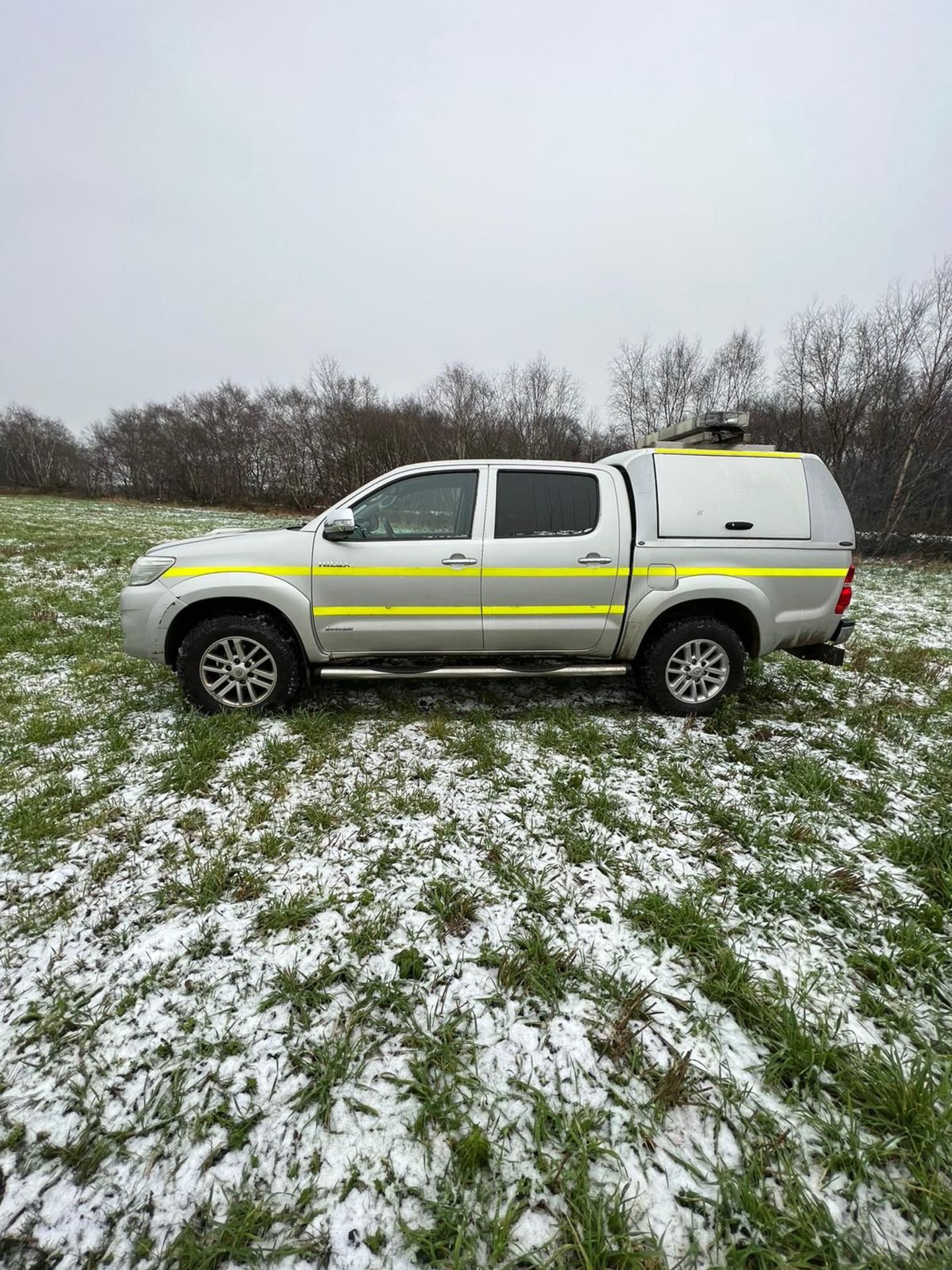TOYOTA HILUX INVINCIBLE PICKUP TRUCK 4X4 - Image 2 of 15