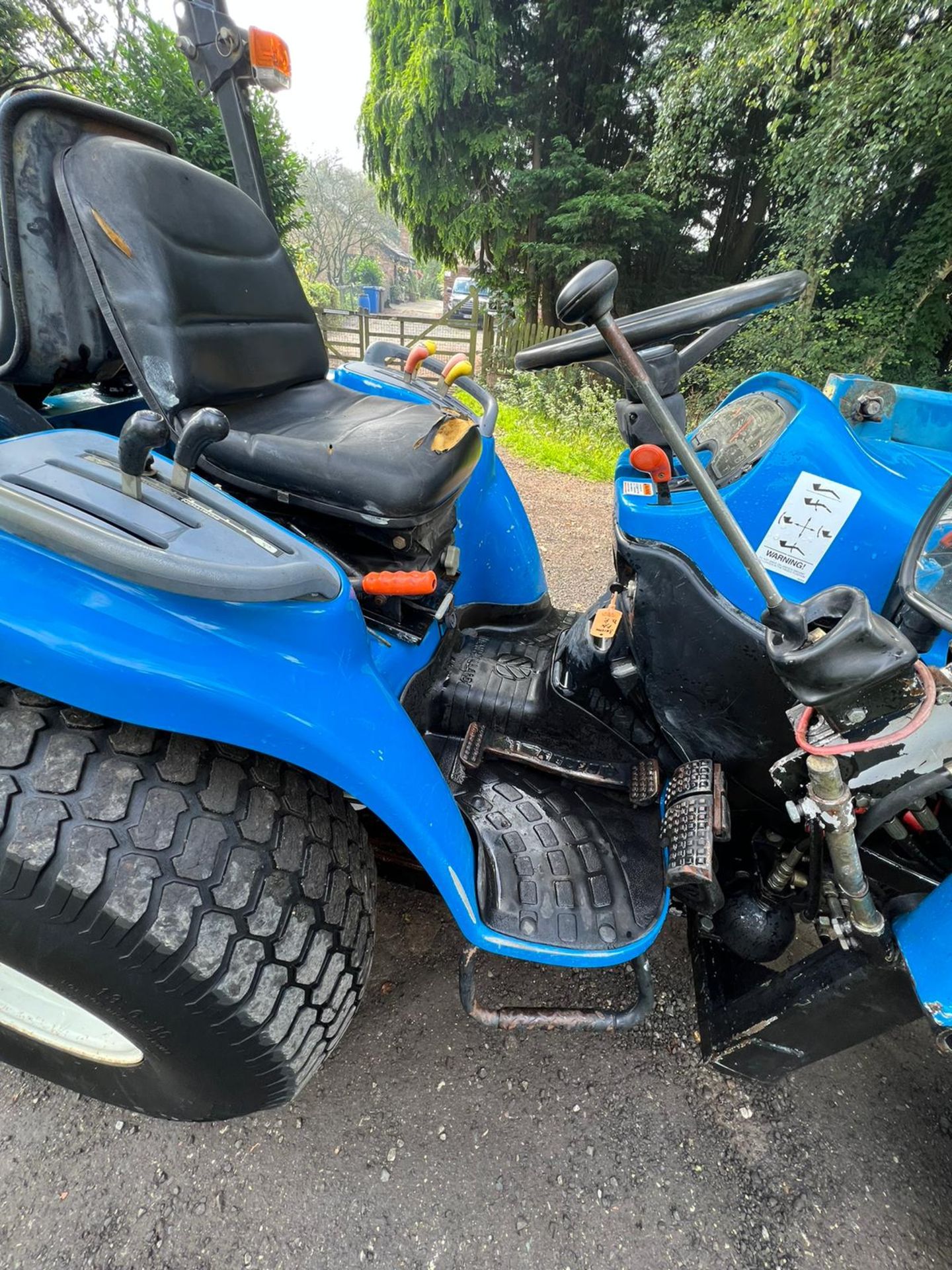 NEW HOLLAND TC27D BACK LOADER, SPOOL VALVE, ROLL PTO - Image 5 of 23