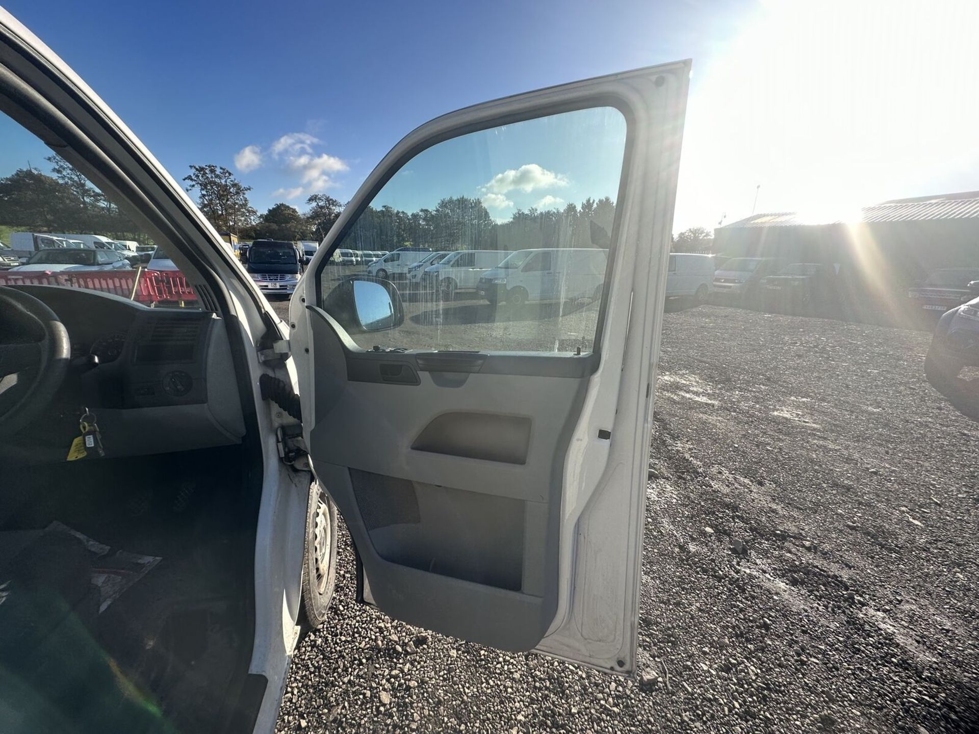 WHITE WORKHORSE: 2014 TRANSPORTER T30 2.0 TDI LONG MOT - Image 10 of 15