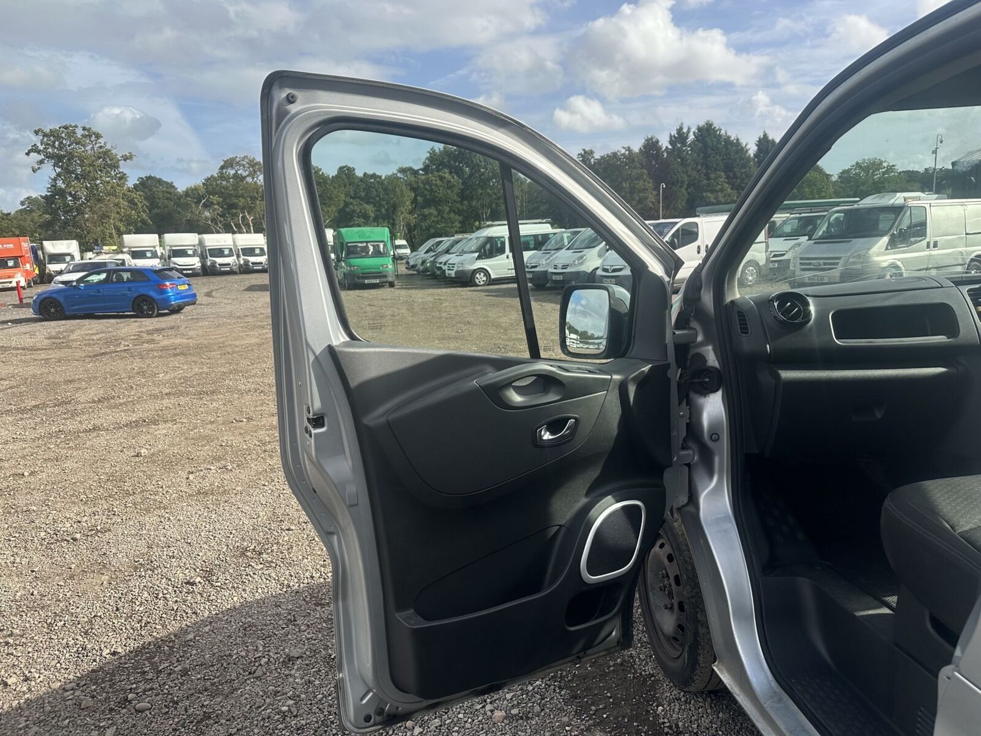 FIXER UPPER OPPORTUNITY: 2019 VAUXHALL VIVARO LWB SPORTIVE (NO VAT ON HAMMER) - Image 7 of 14