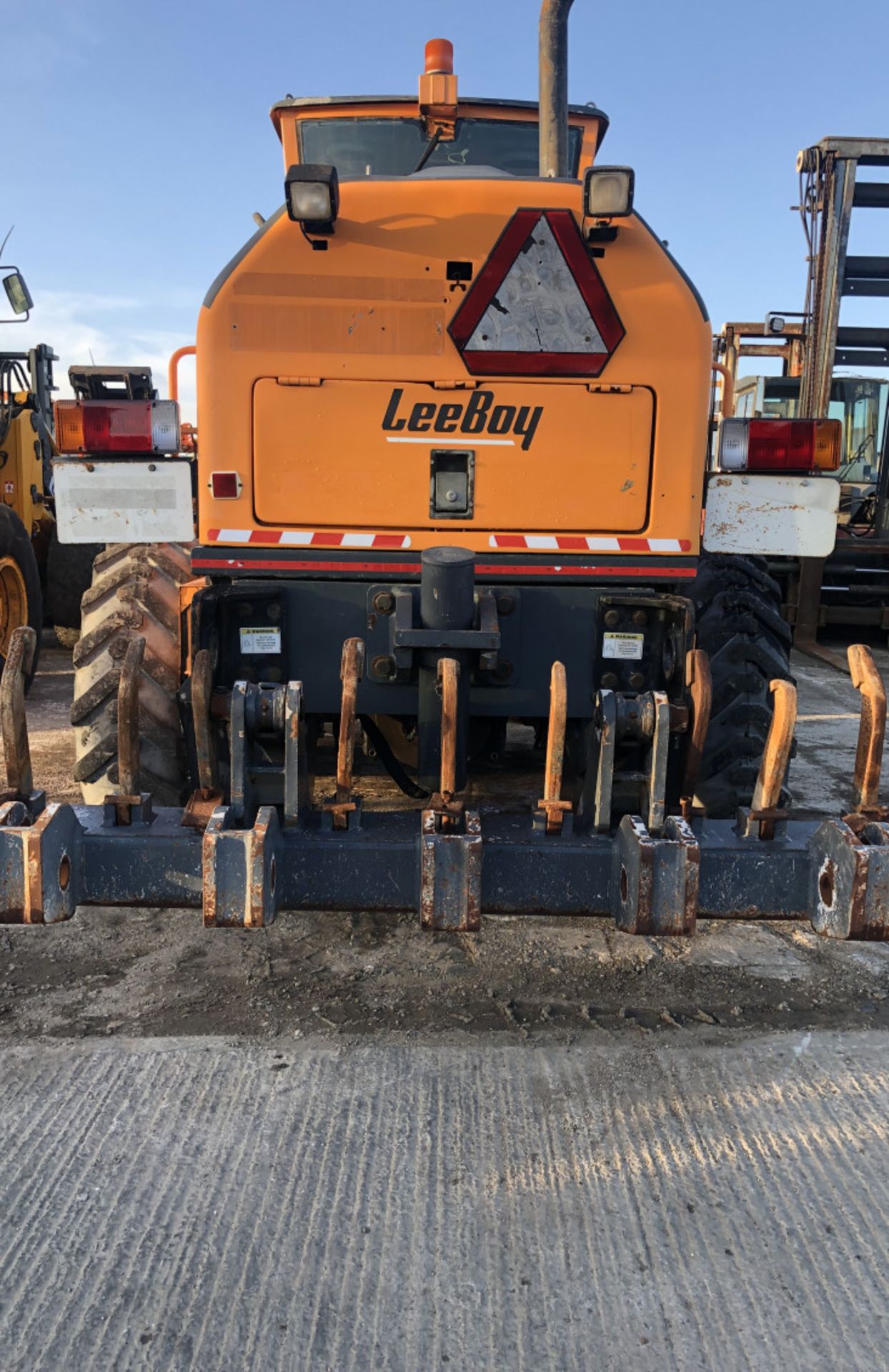 LEE BOY 985 MOTOR GRADER ( SAME SIZE AS CAT 14 H - Image 11 of 11