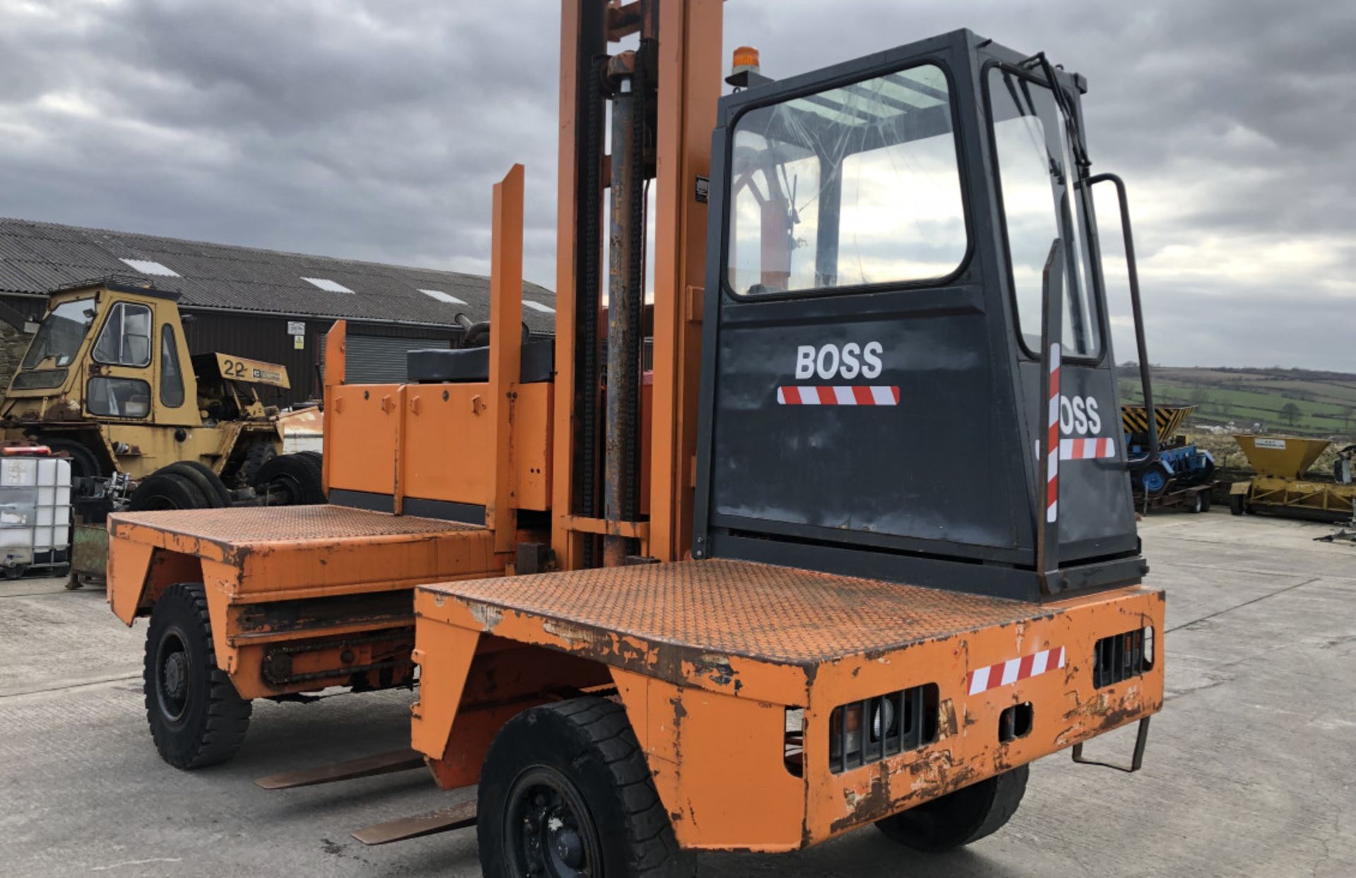 BOSS 556 5 TON SIDELOADER FORKLIFT - Image 3 of 3