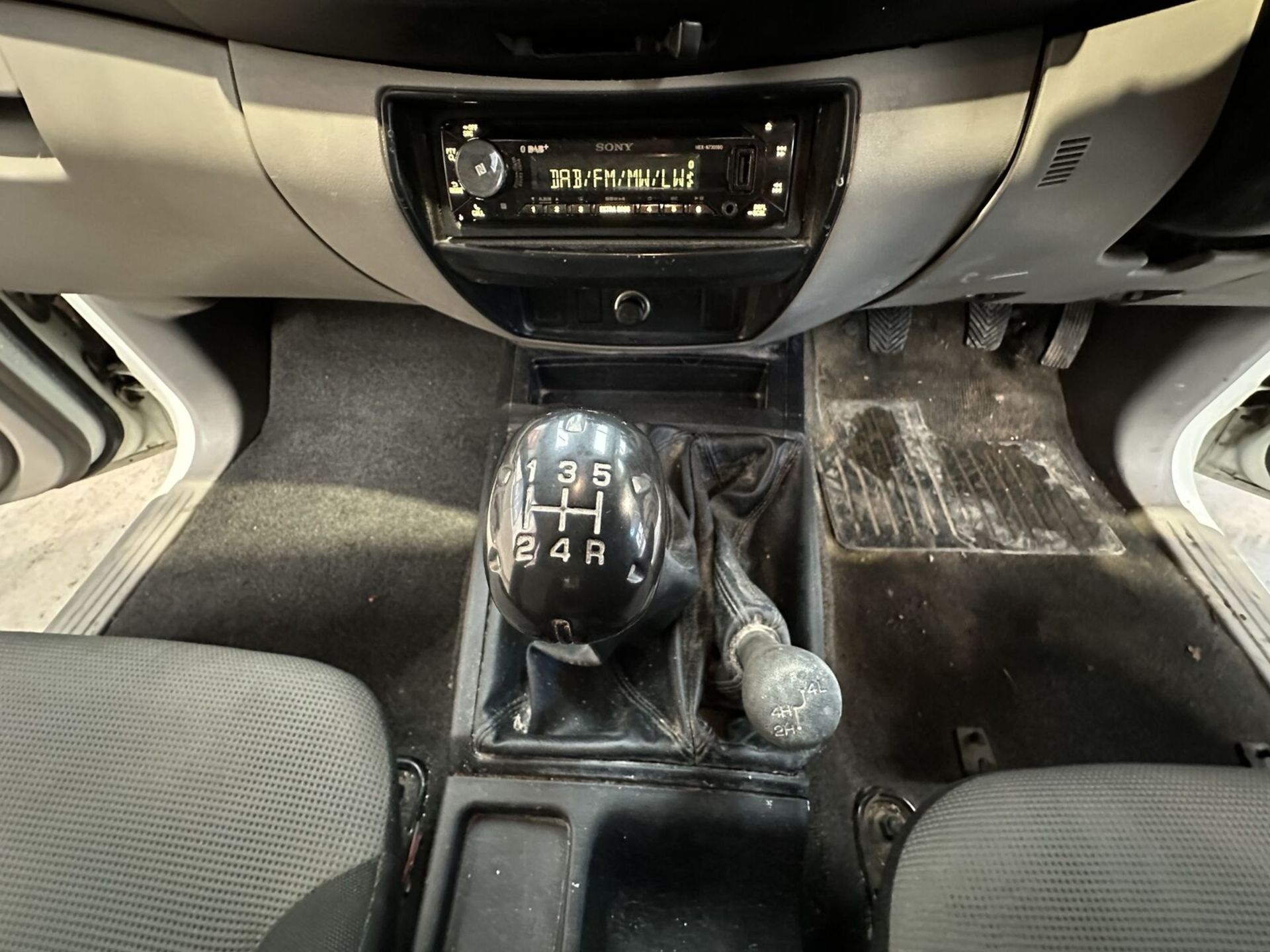 SMOOTH TRANSMISSION: 60 PLATE MITSUBISHI L200 4LIFE, CLEAN INTERIOR - (NO VAT ON HAMMER) - Image 9 of 15