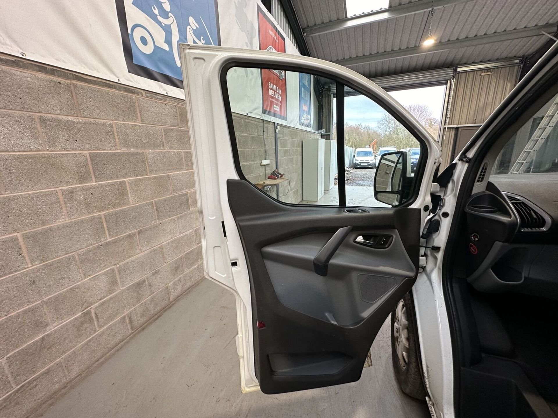 WHITE WORKHORSE: 2014 TRANSIT CUSTOM 2.2 TDCI LIMITED - (NO VAT ON HAMMER) - Image 4 of 15