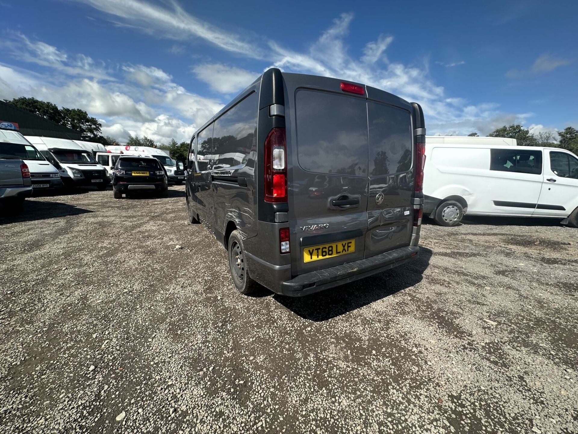 **(ONLY 70K MILEAGE)** MANUAL MARVEL: 2018 VAUXHALL VIVARO - CLEAR HPI, 0 FORMER KEEPERS - Image 14 of 15