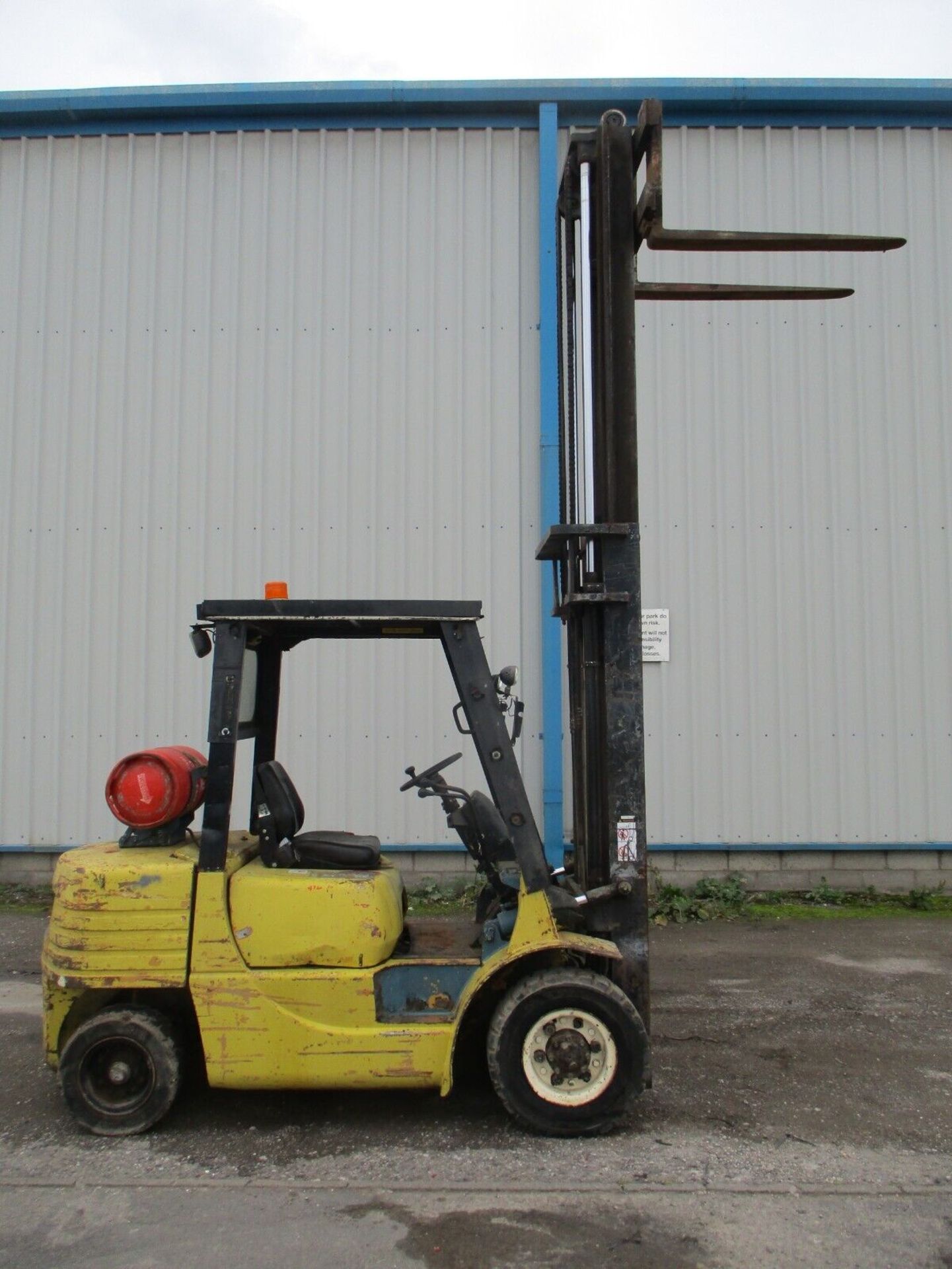 LIFTS 3000KG CAT GP30 FORKLIFT - Image 6 of 11