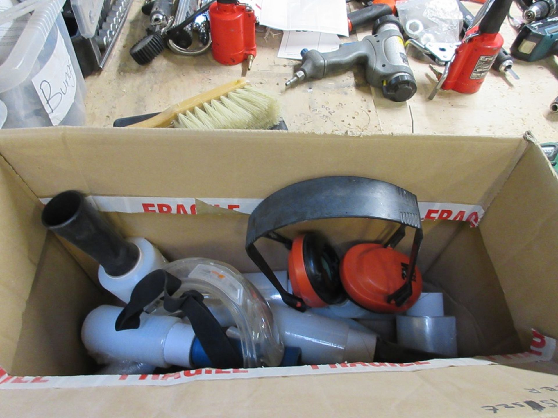 Miscellaneous lot including safety glasses, face masks, ear defenders, hand pads etc. - Image 5 of 8