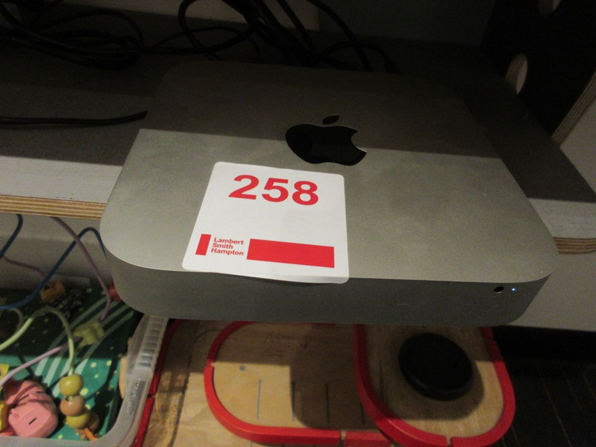 Apple Mac mini, serial number C07NDLKQ1HV, model A1347, Hi-sense 40" flatscreen TV, apple key pad - Image 2 of 4