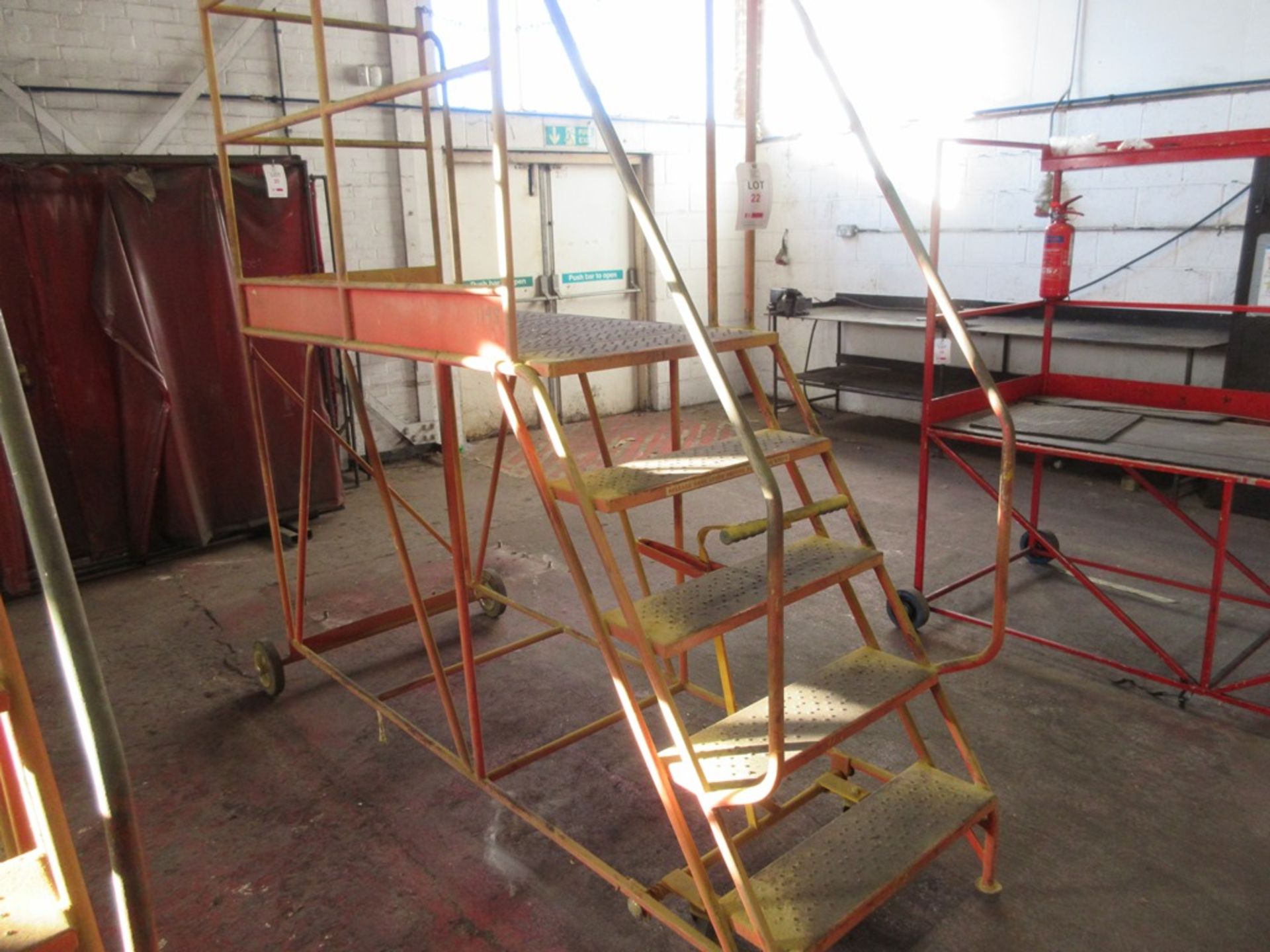 Mobile work platform, approx.: 1600mm x 700mm platform height approx. 1250mm - Image 2 of 4