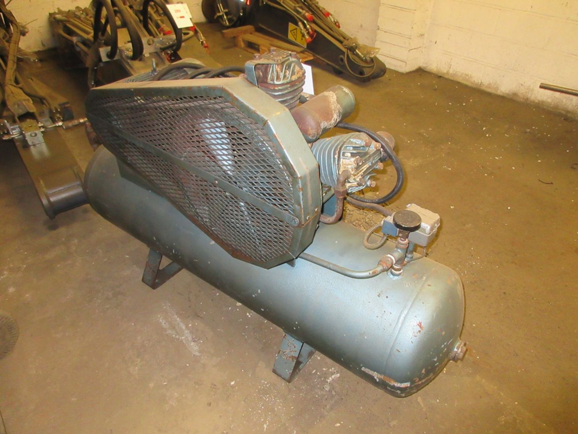 Receiver mounted air compressor - Image 2 of 3