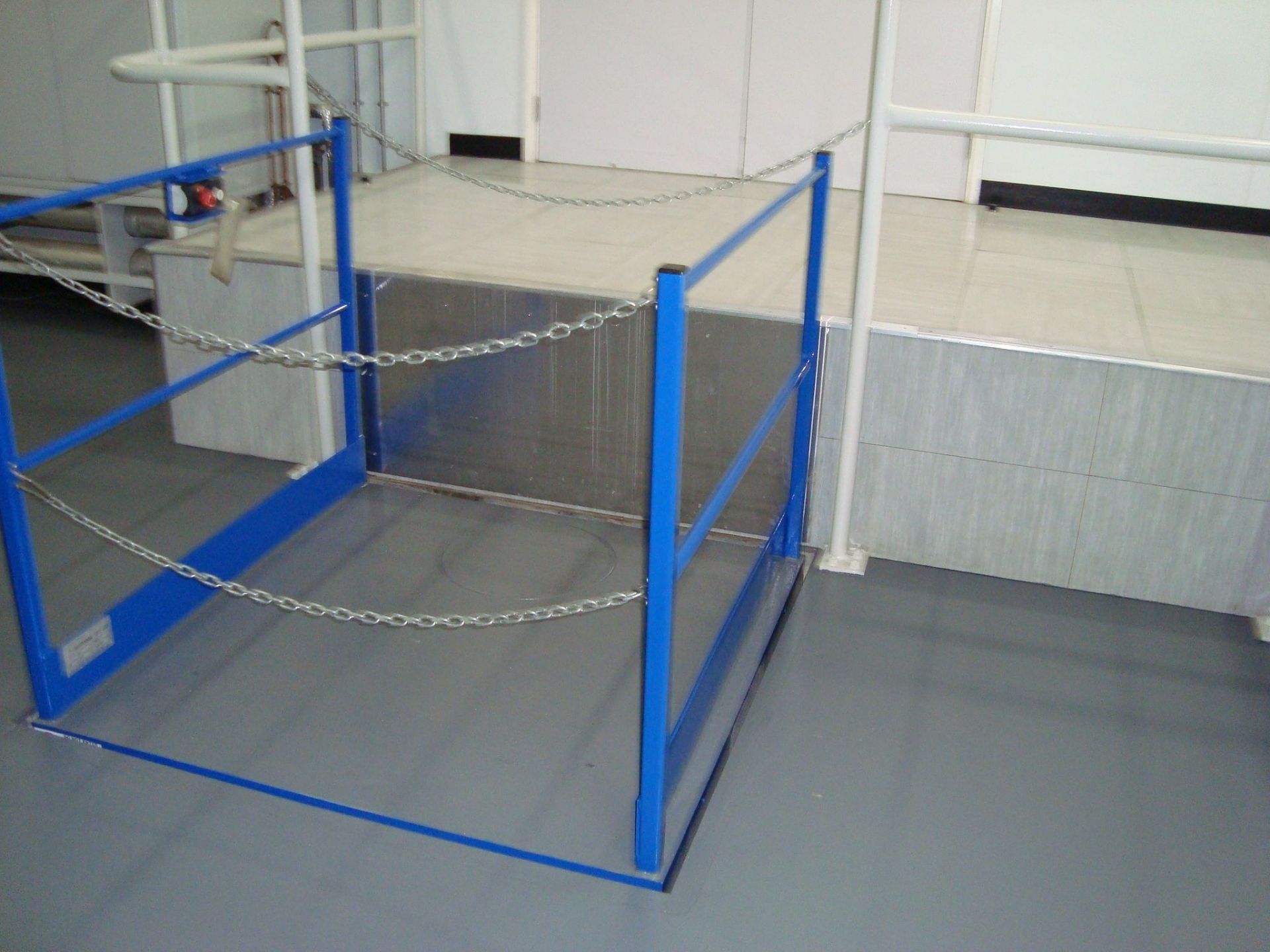 Raised sectional server room modular flooring to approximately 30 x 25m, 650mm high with single - Image 6 of 8