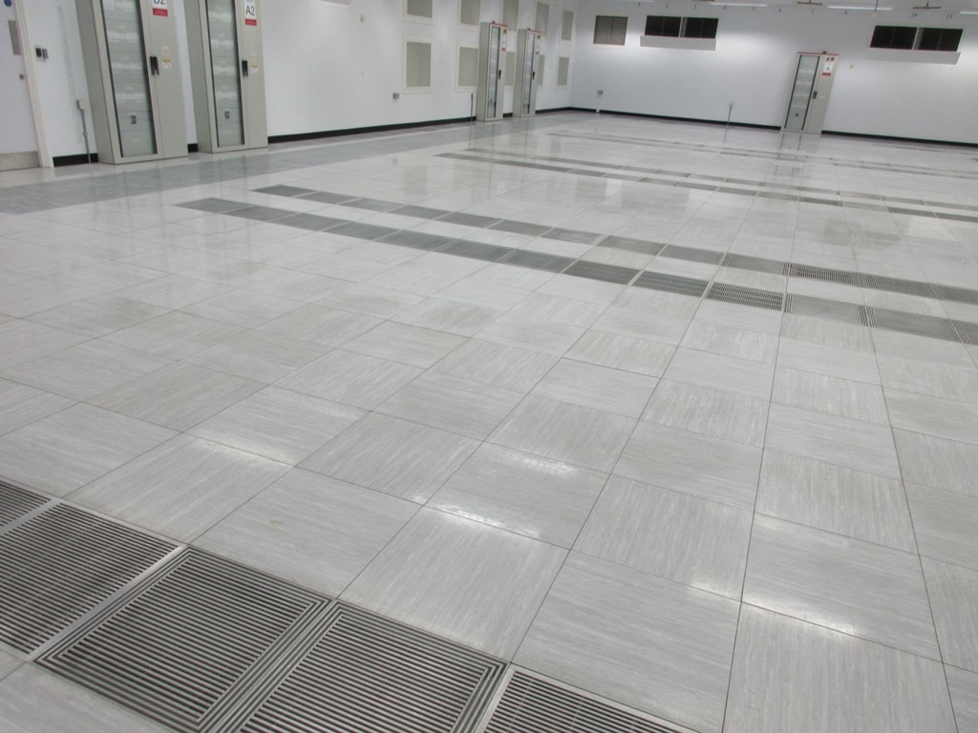 Raised sectional server room modular flooring to approximately 30 x 25m, 650mm high with single - Image 3 of 8