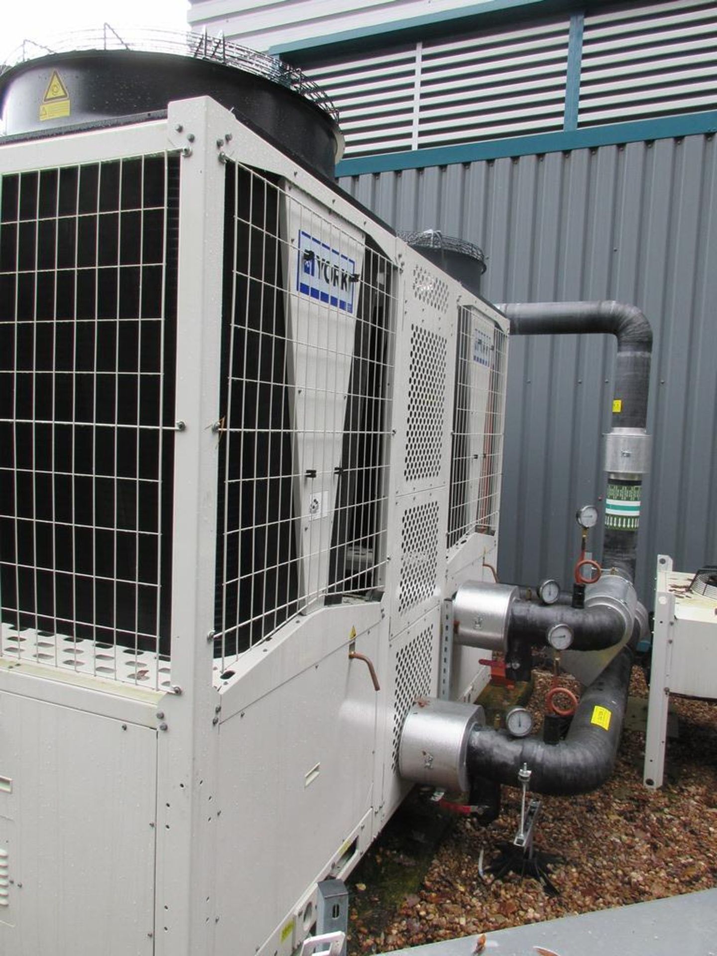 A York YMPA0260PJ50 air cooled chiller heat pump, Serial Number: 50532E11202952 (2021) A work Method - Image 3 of 7