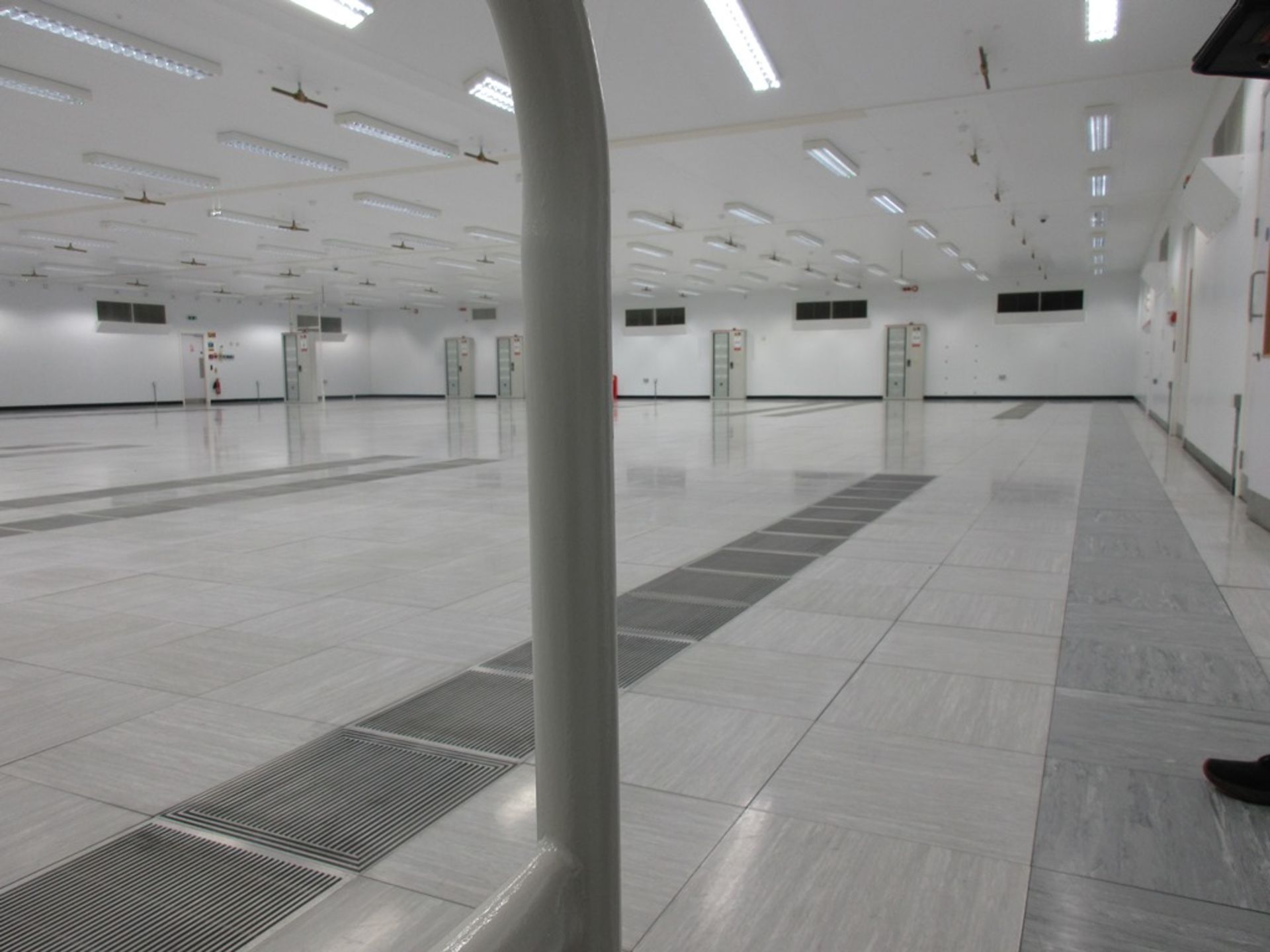 Raised sectional server room modular flooring to approximately 30 x 25m, 650mm high with single - Image 2 of 8