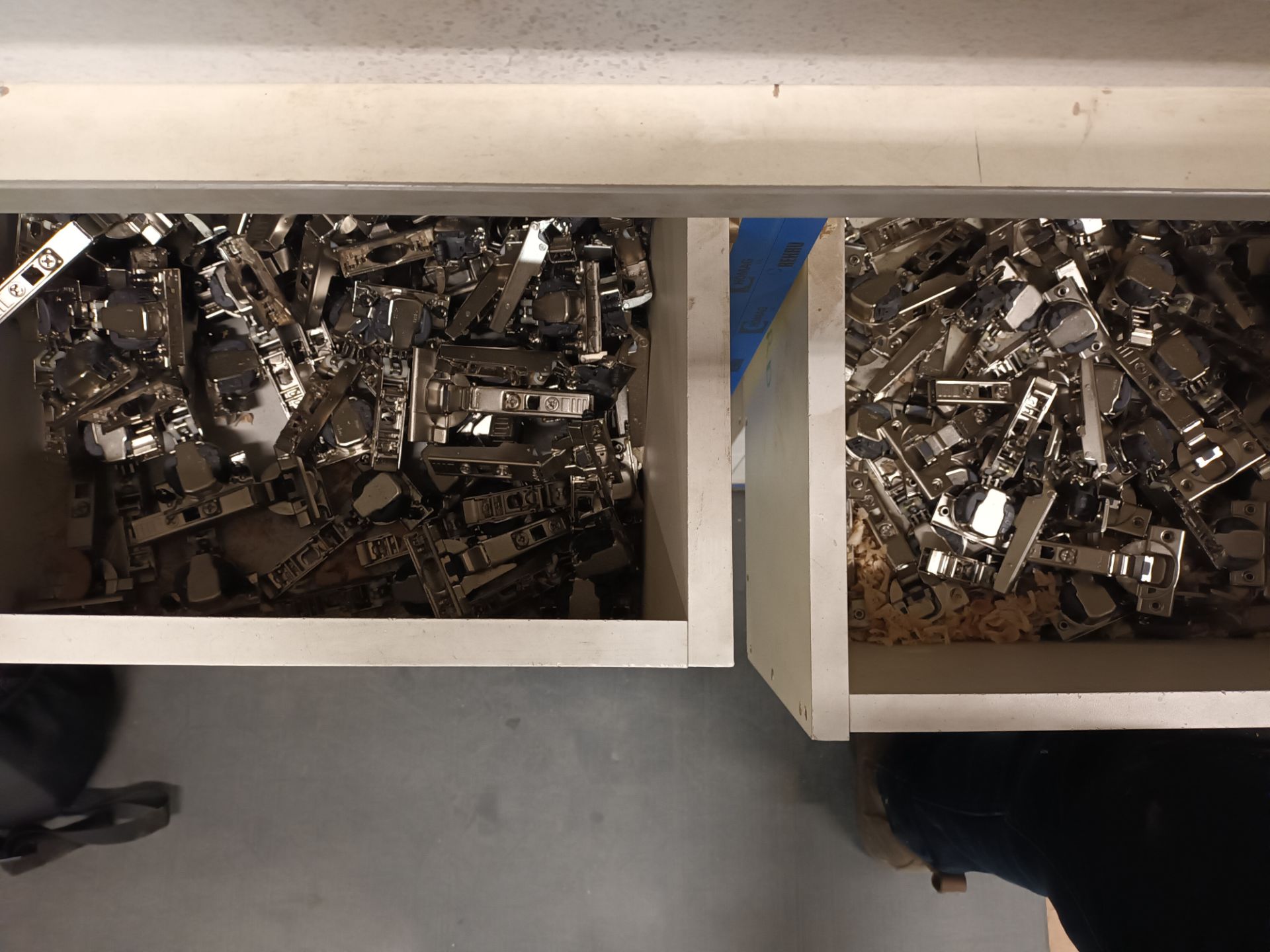 Quantity of various Blum and Hettich hinges - Image 3 of 5