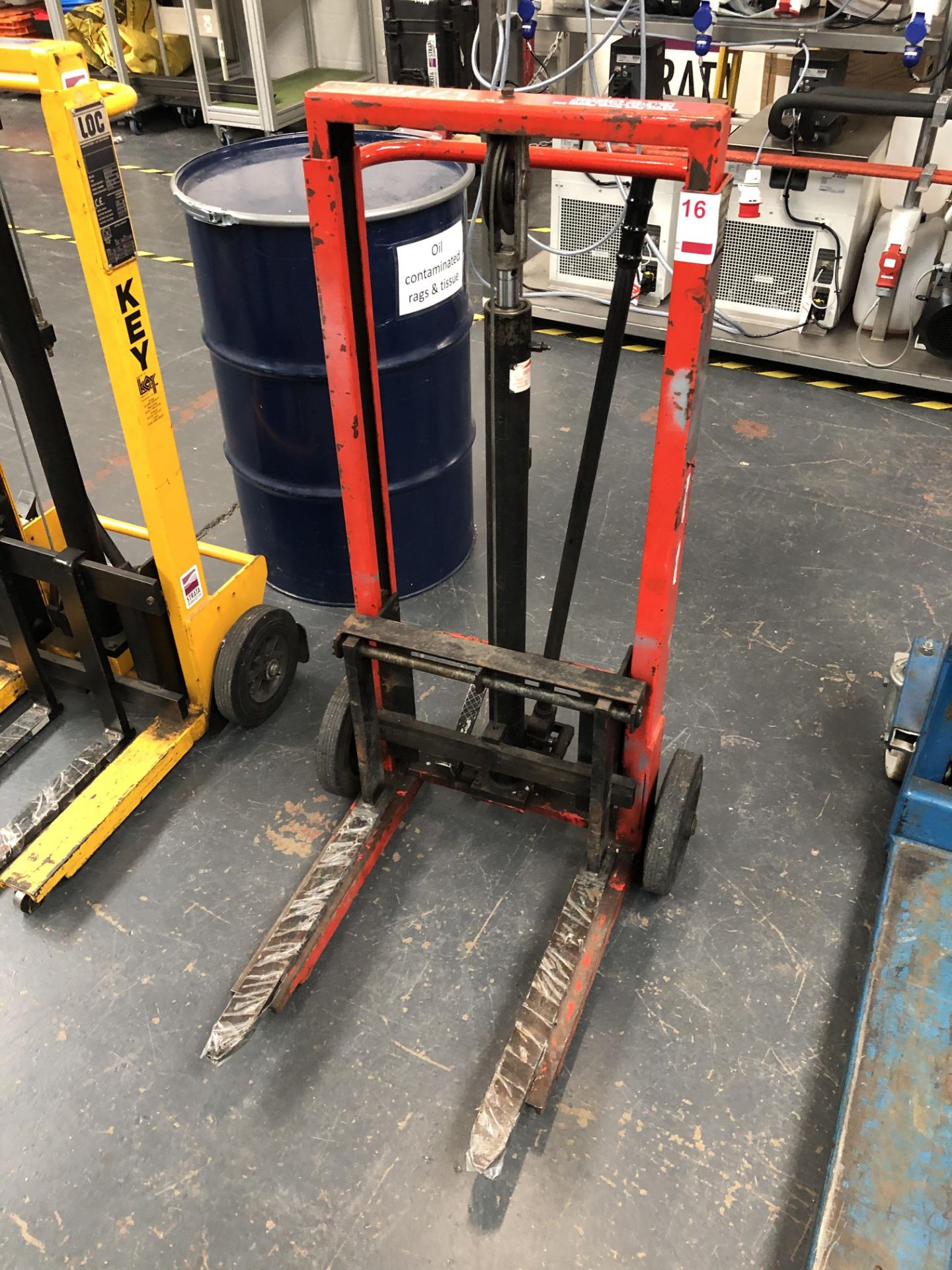 Unbranded hydraulic manual lifter (Located Milton Keynes)