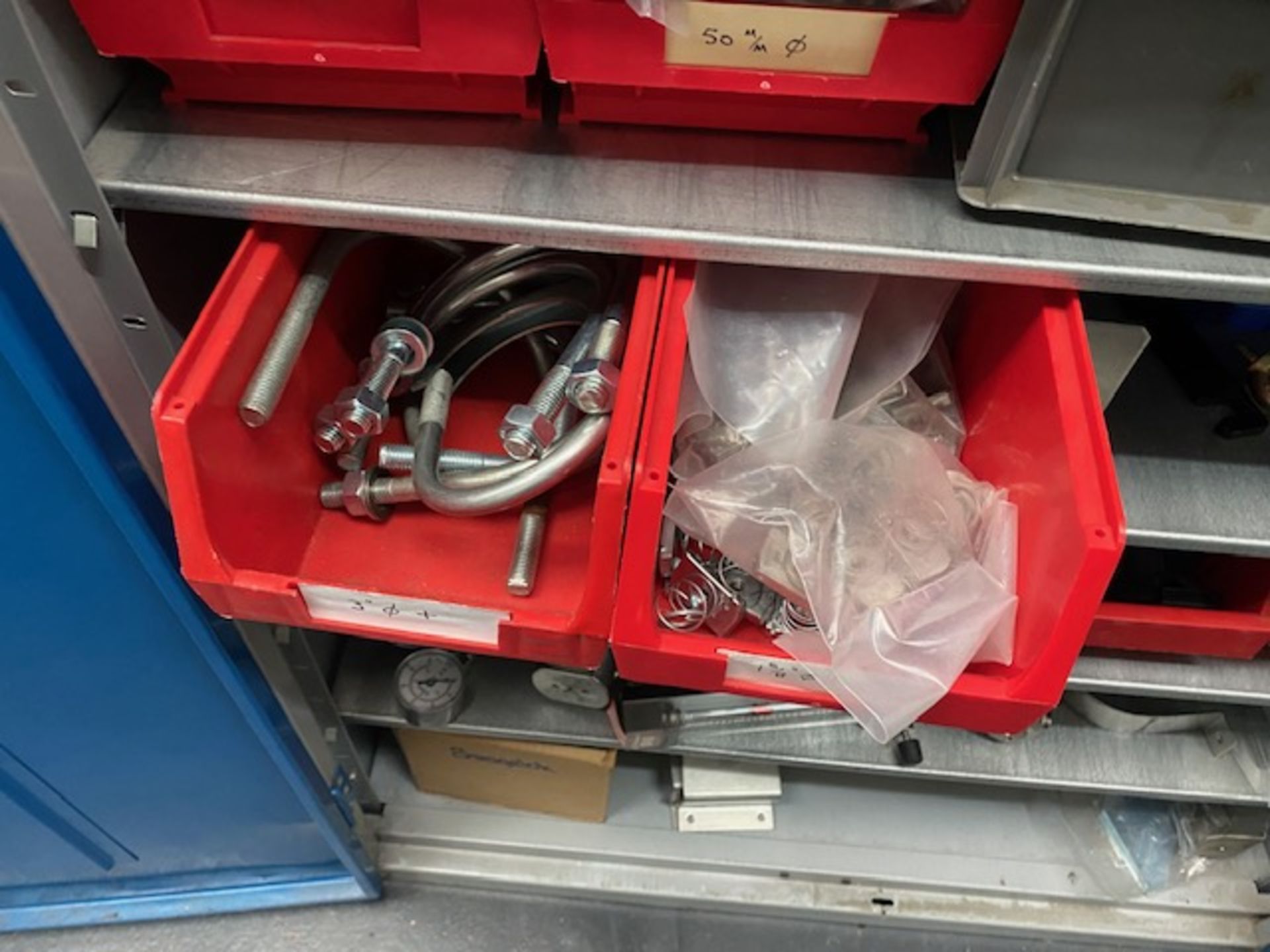 Two door metal cabinet with contents to include a large quantity of valve and pipe brackets (1", 3/8 - Image 7 of 9