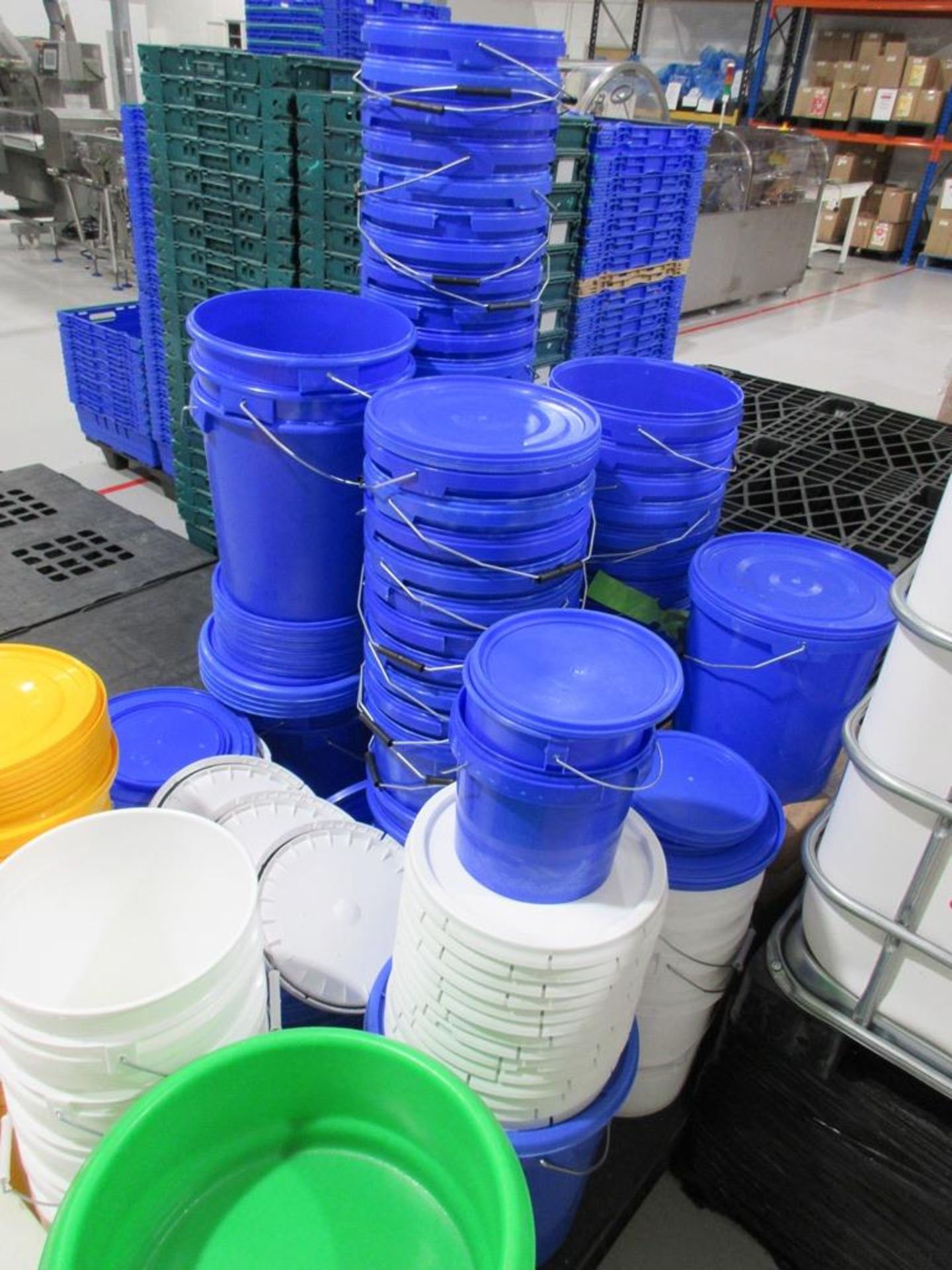 Large quantity of various plastic tubs, as lotted - Image 2 of 3