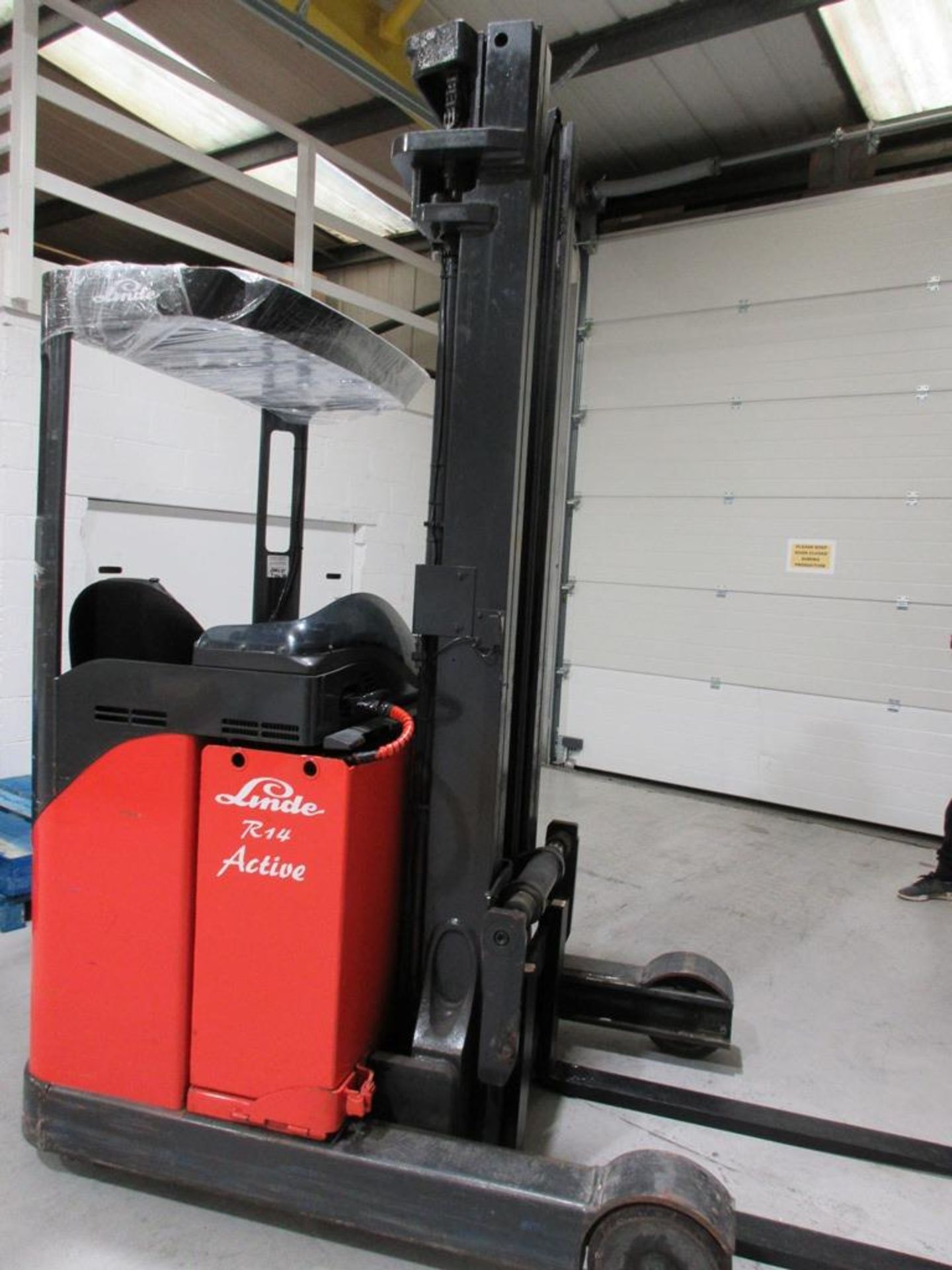 Linde R14 Active ride on, battery operated t/m reach forklift truck, capacity 1400kgs, run hours: - Image 3 of 11