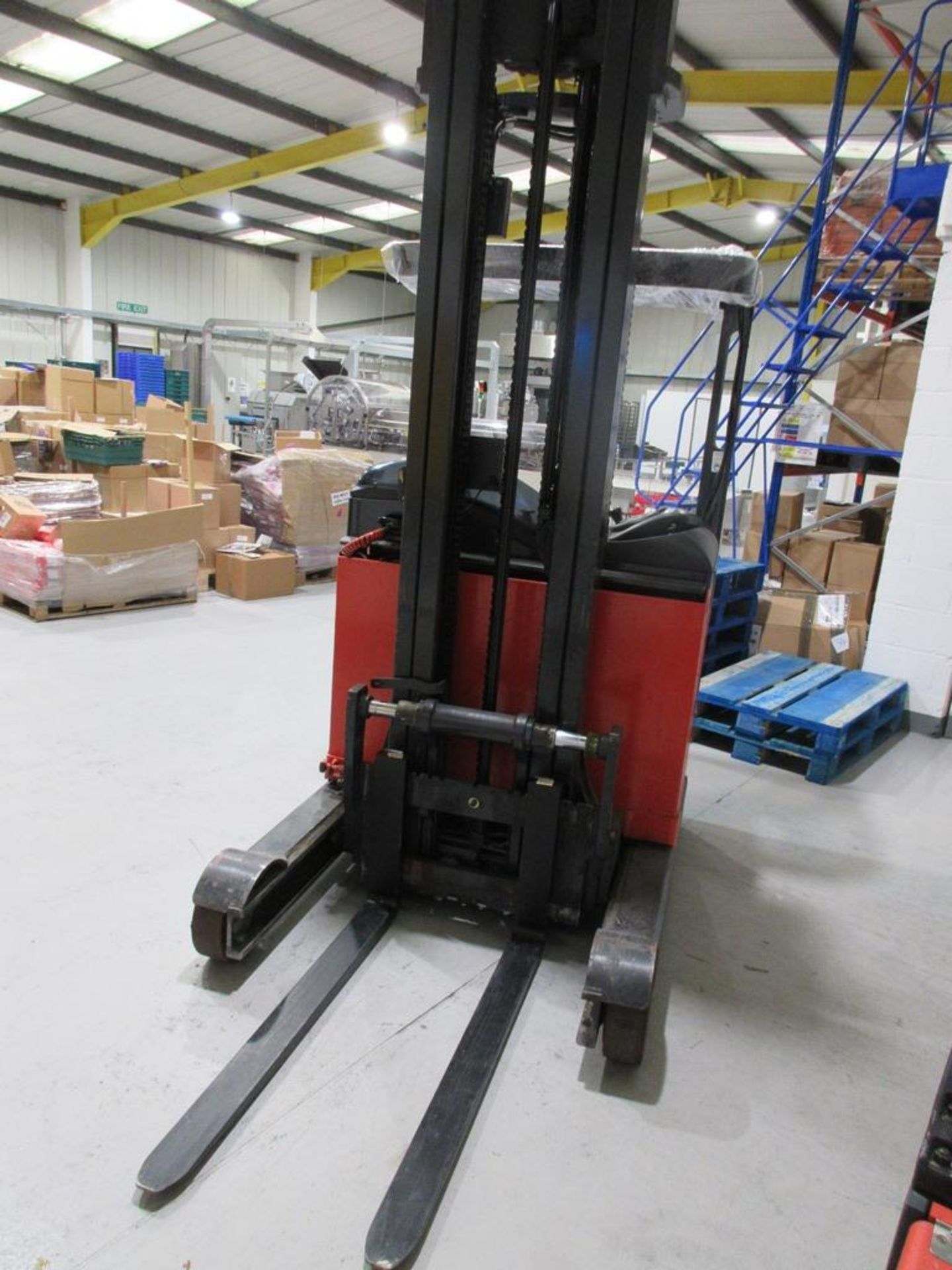 Linde R14 Active ride on, battery operated t/m reach forklift truck, capacity 1400kgs, run hours: - Image 11 of 11