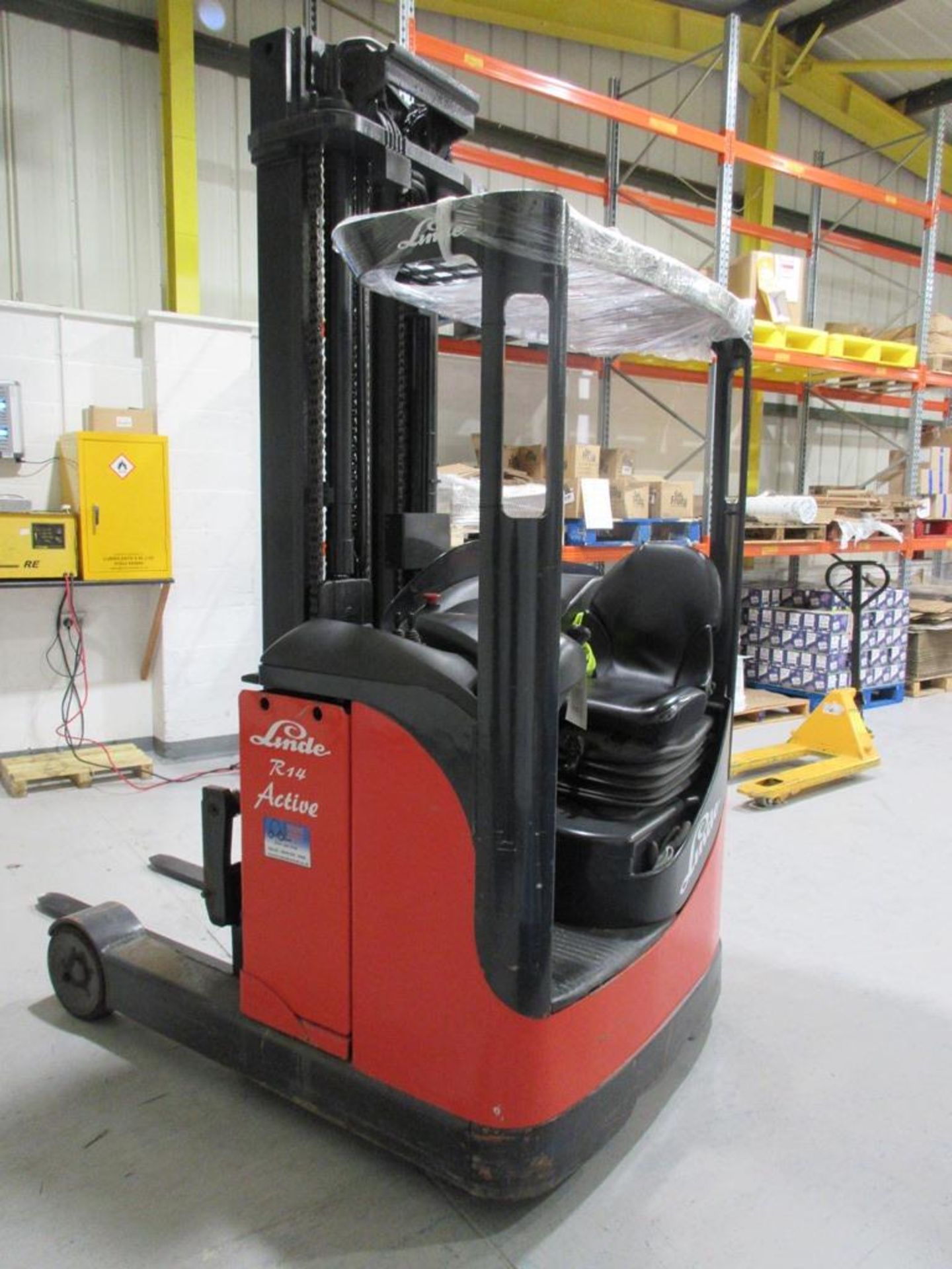 Linde R14 Active ride on, battery operated t/m reach forklift truck, capacity 1400kgs, run hours: - Image 10 of 11