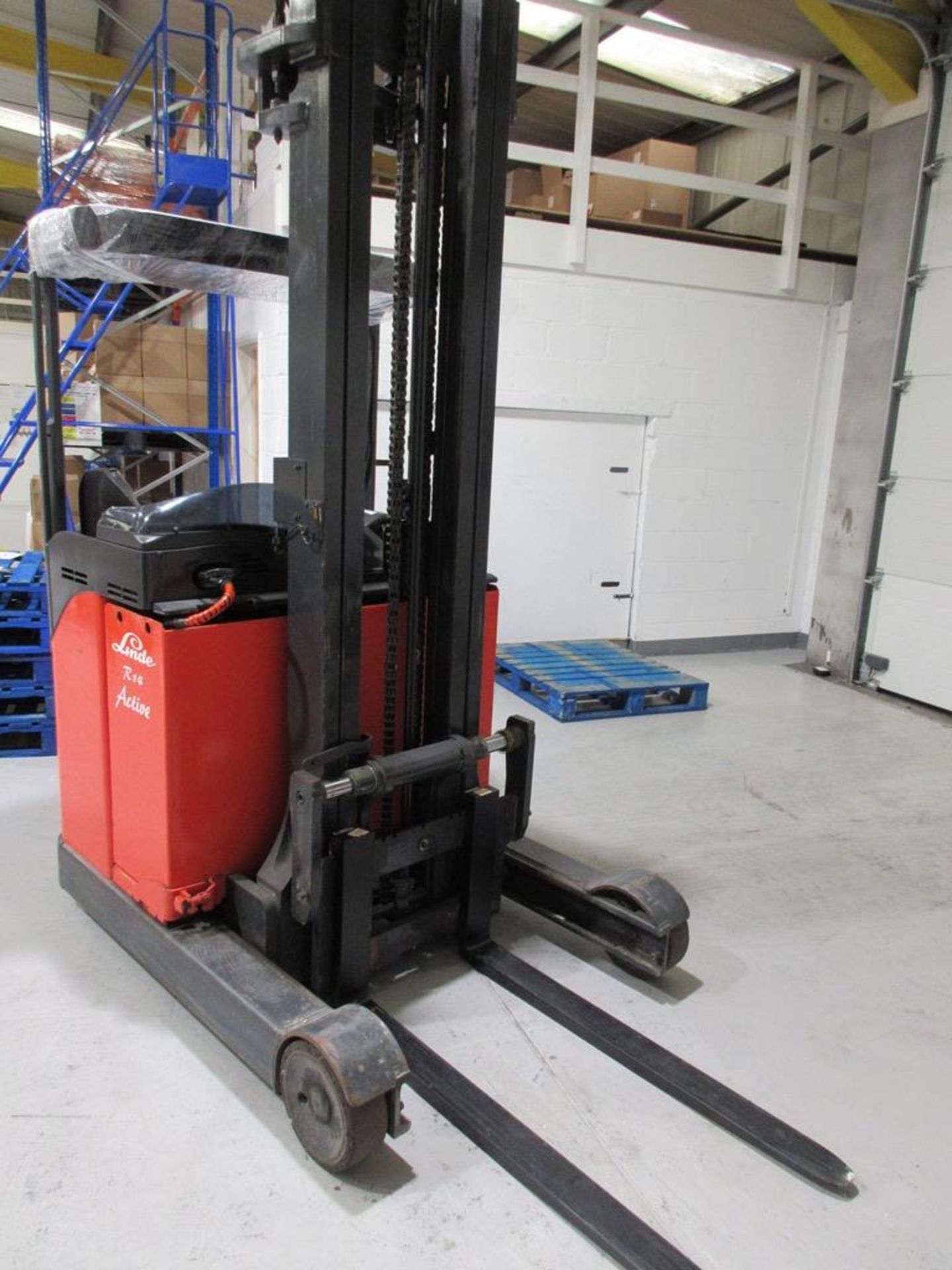 Linde R14 Active ride on, battery operated t/m reach forklift truck, capacity 1400kgs, run hours: - Image 2 of 11
