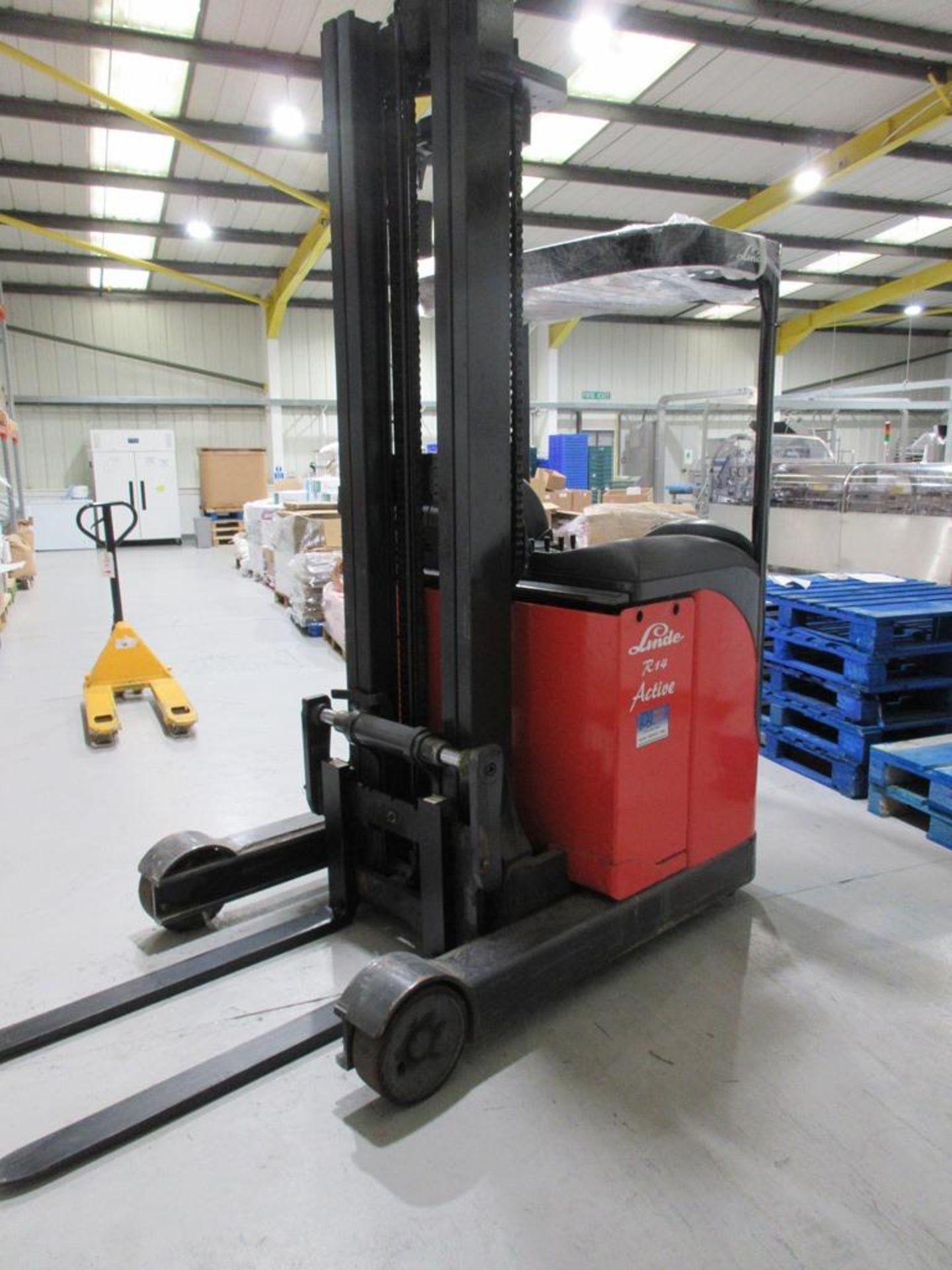 Linde R14 Active ride on, battery operated t/m reach forklift truck, capacity 1400kgs, run hours: