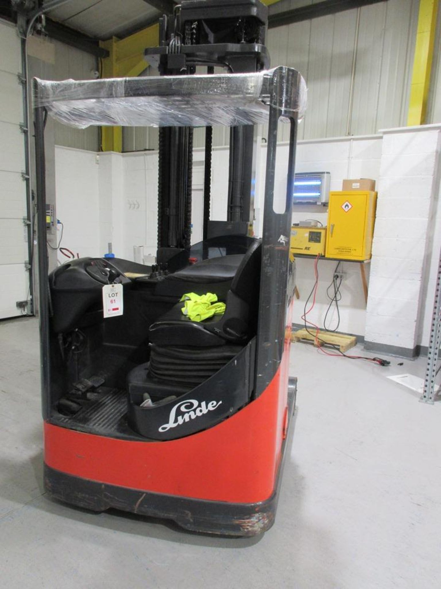 Linde R14 Active ride on, battery operated t/m reach forklift truck, capacity 1400kgs, run hours: - Image 4 of 11