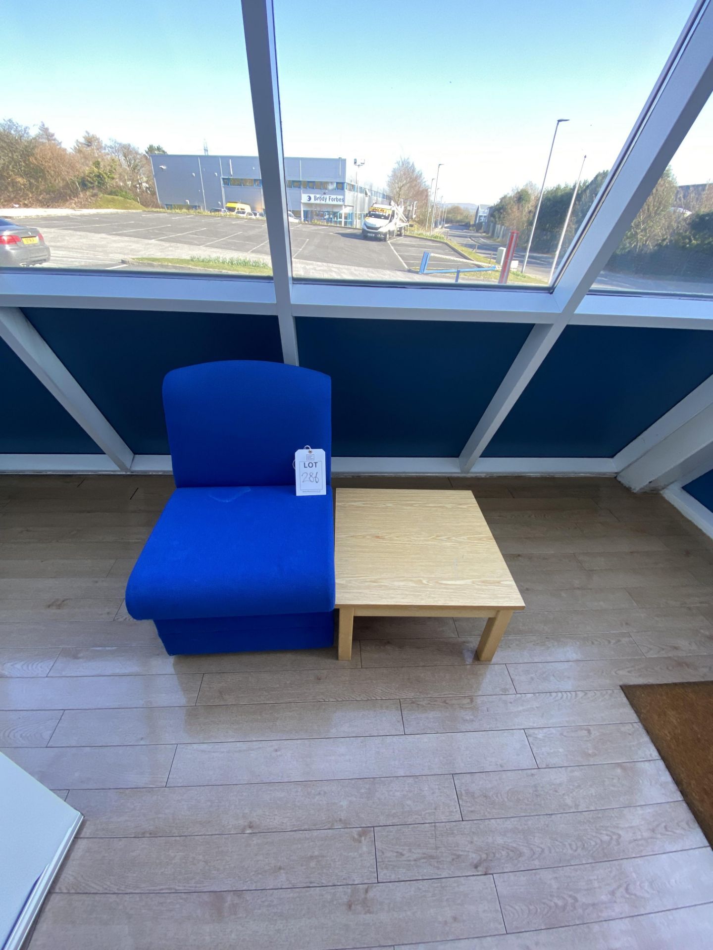 Office waiting room furniture, to include two blue single upholstered seats, two blue double - Image 5 of 7