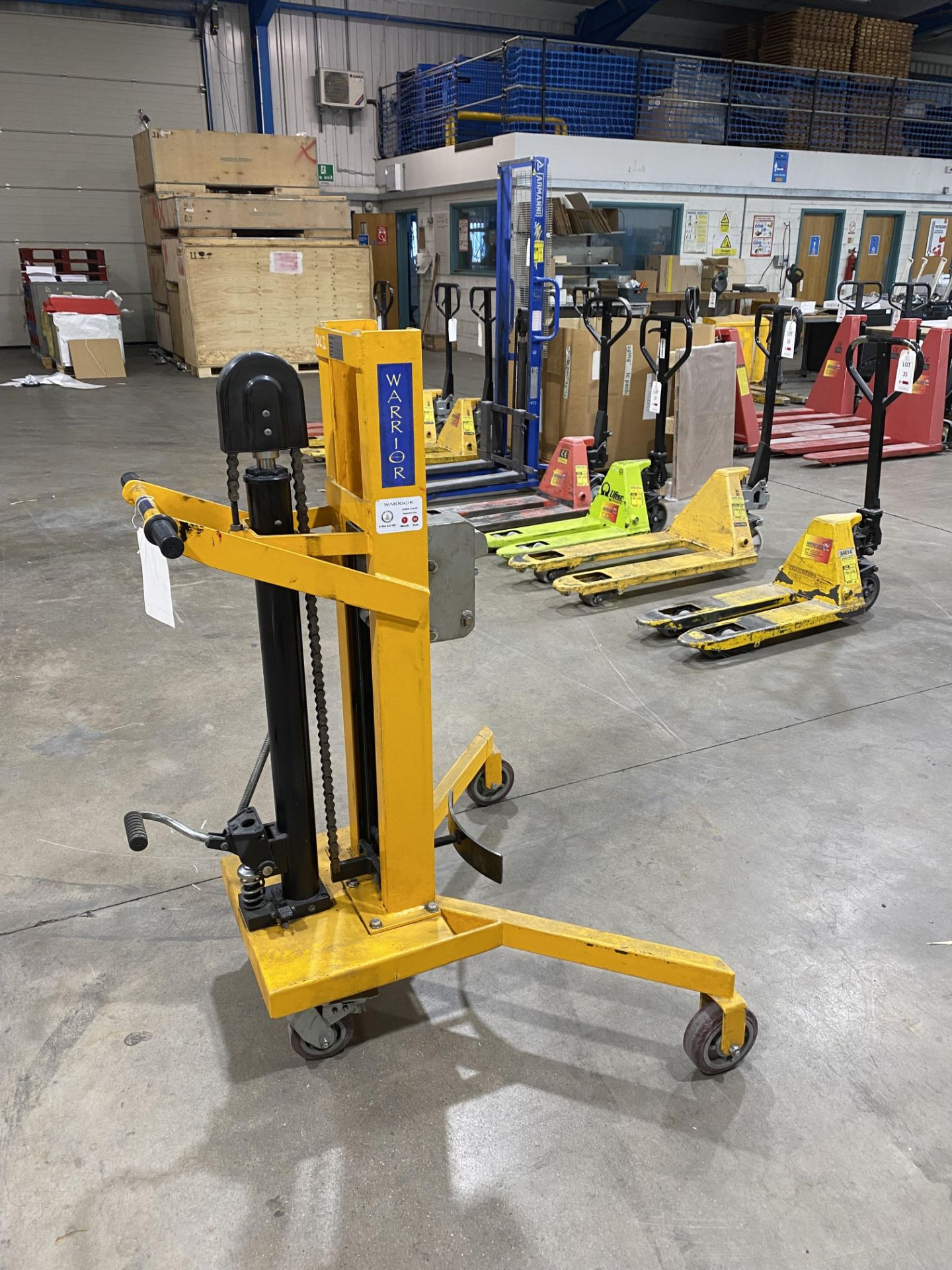 Warrior hydraulic mobile lifter, model DTF450B, capacity 450kg (Please note: This lot has no - Image 3 of 5