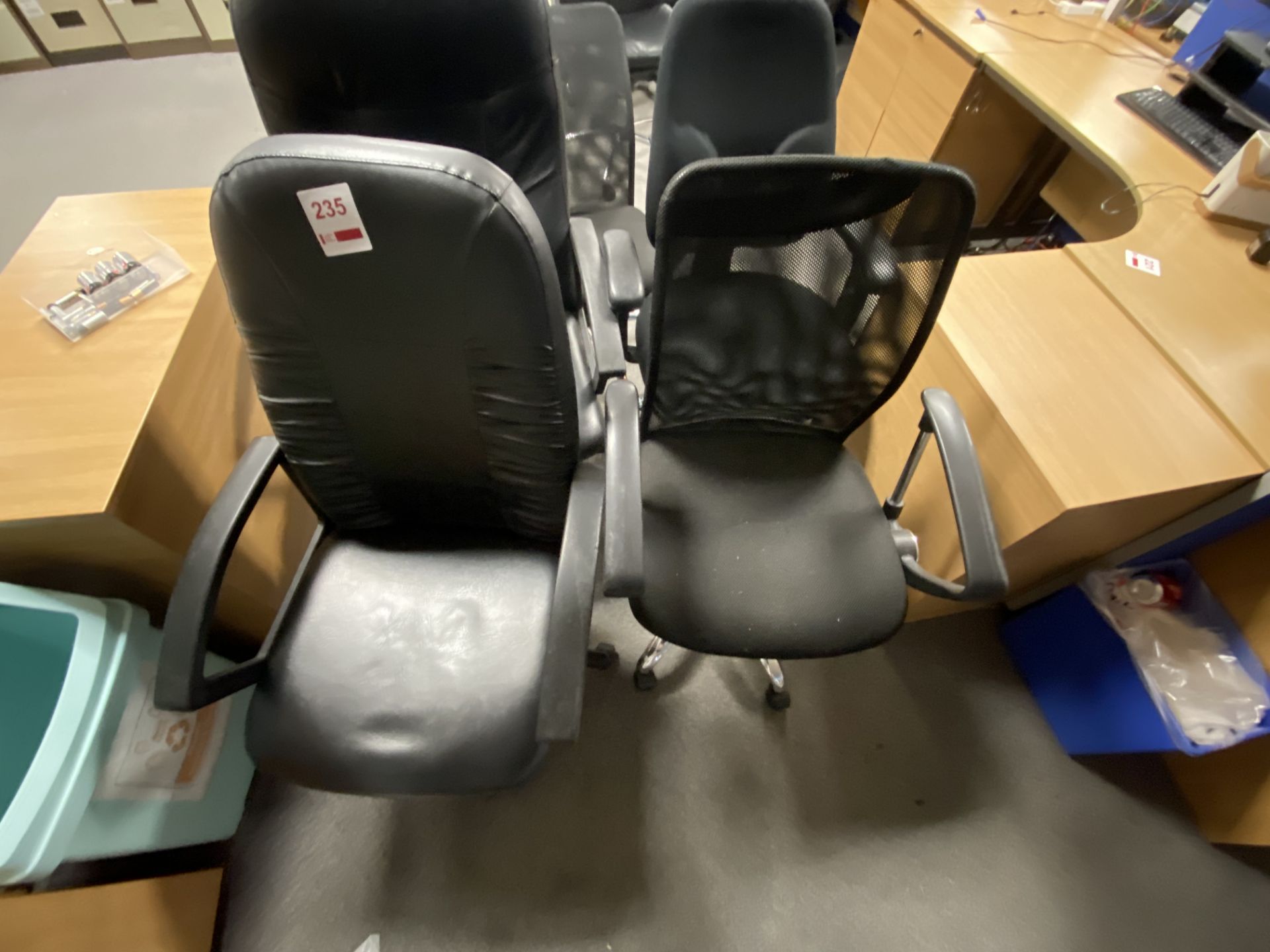 Five desk chairs, (2 leather effect/upholstered, 3 upholstered/mesh) - Image 2 of 5