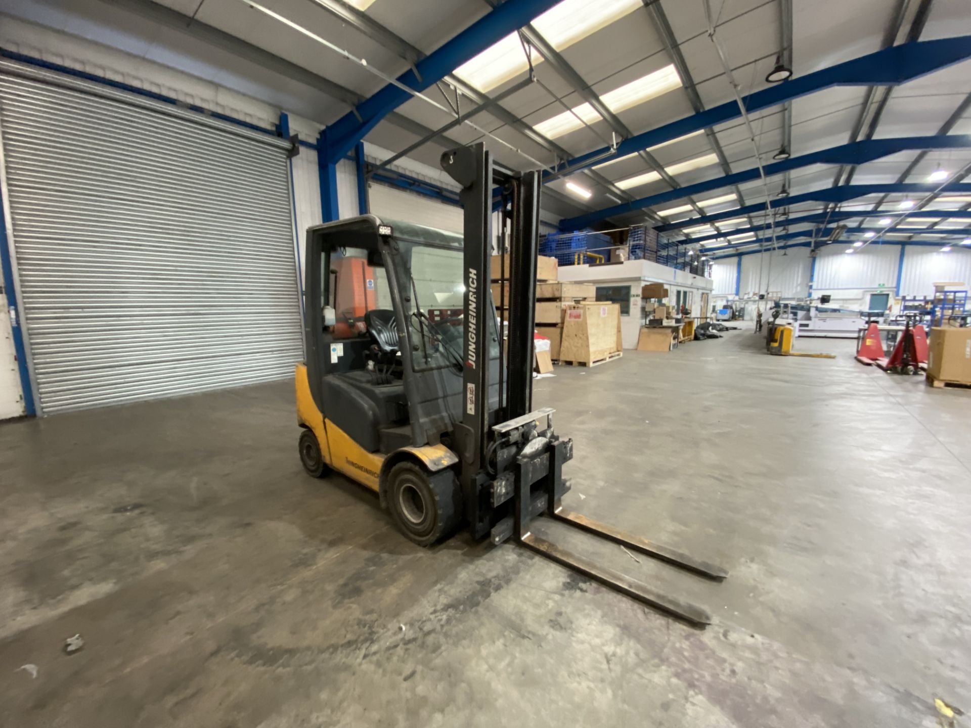 Jungheinrich TFG320 LPG dual mast forklift truck, serial no. FN371659, max lift capacity 2000kg/ - Image 2 of 8