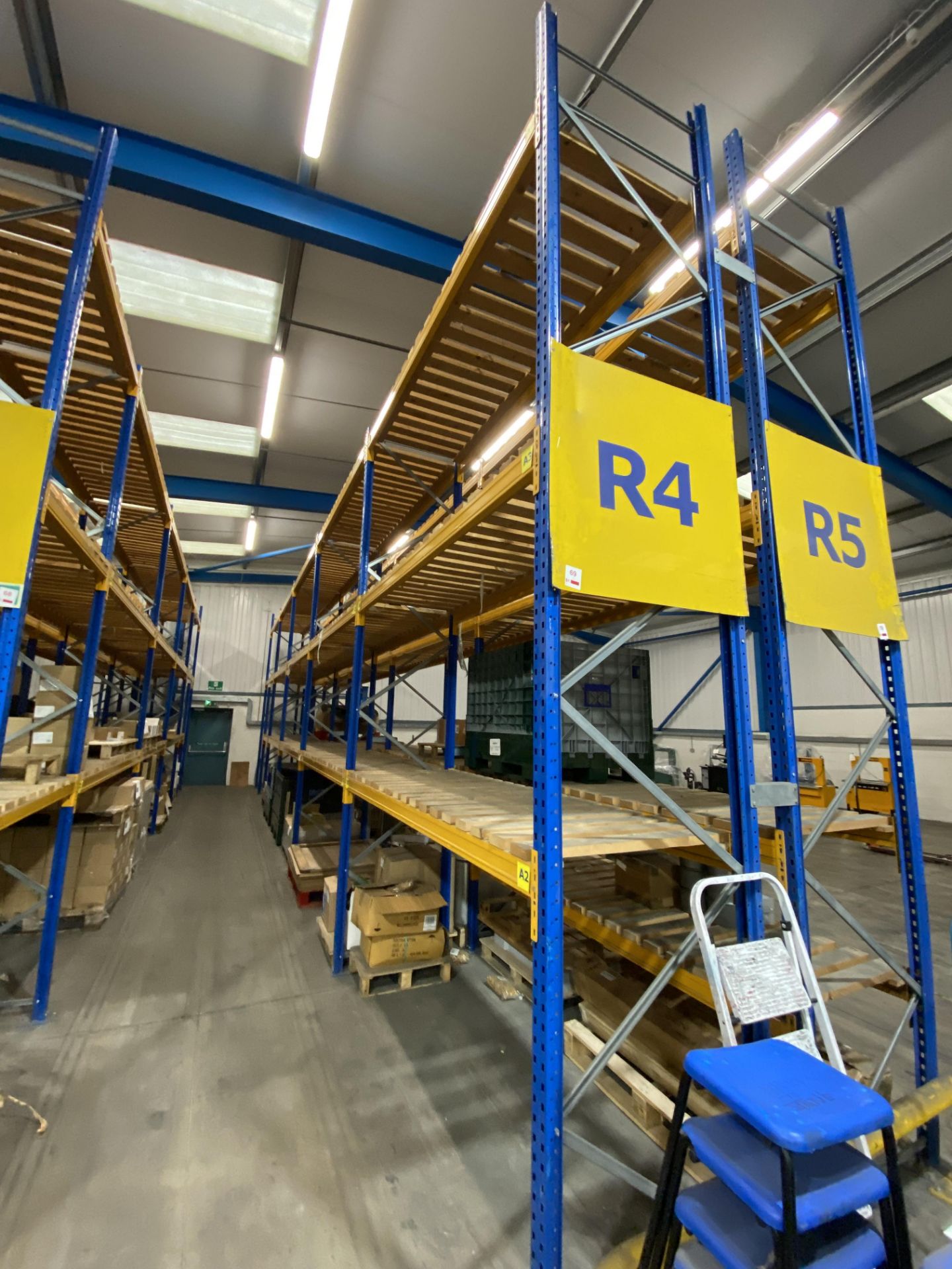 Five bays of adjustable boltless pallet racking, blue/orange