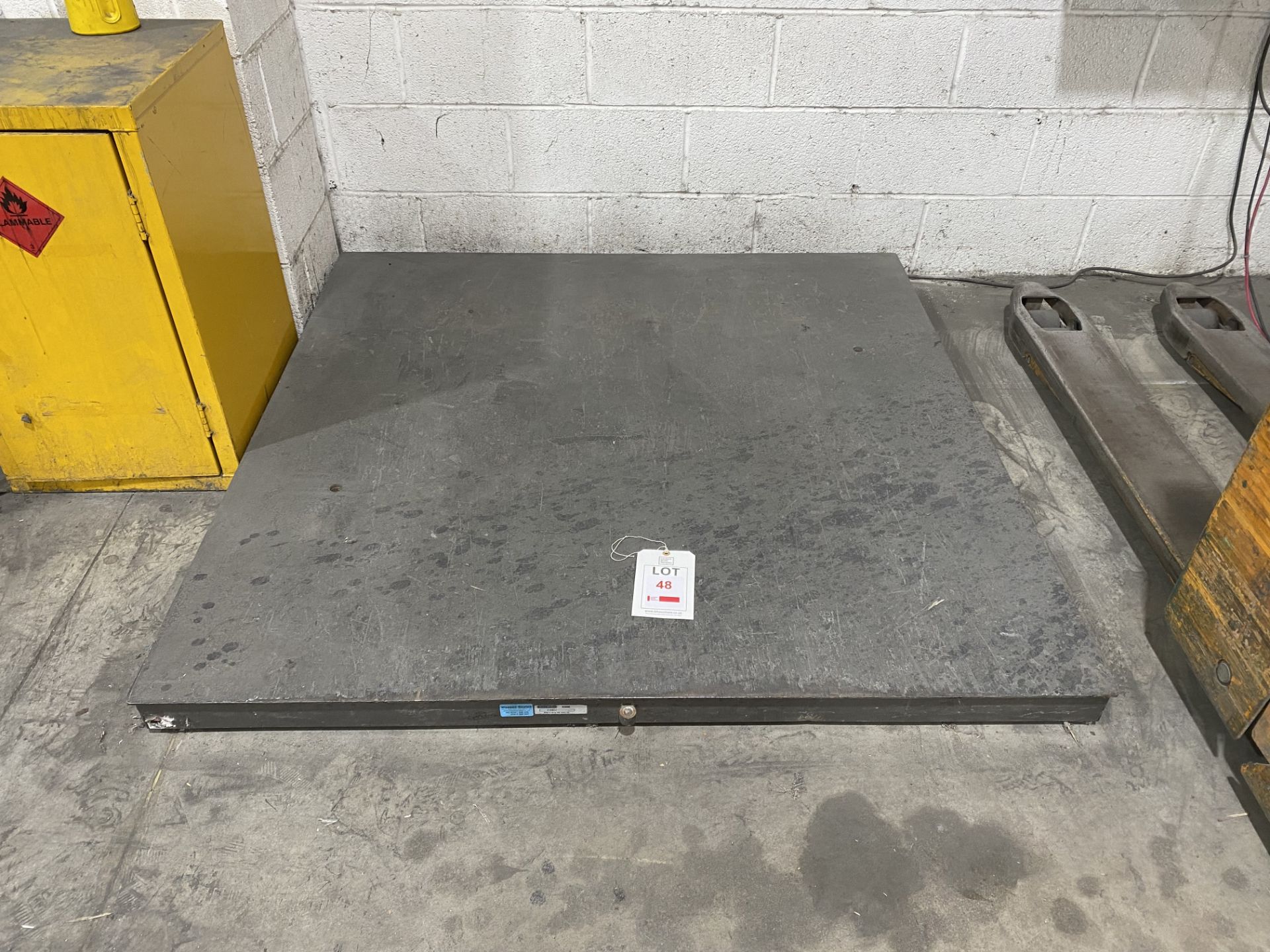 Avery Berkel L130 electronic platform scale, capacity 3000kg x 1kg, platform size 1500 x 1500mm