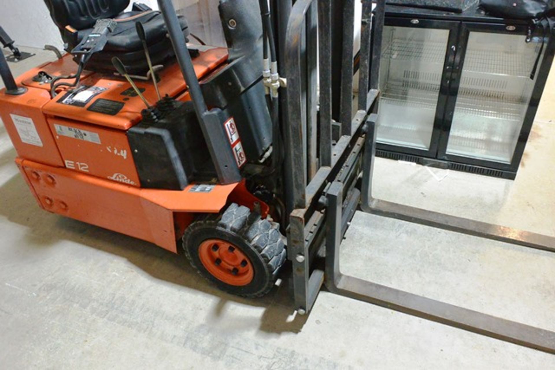 Lansing Linde E12-02 triple wheel, battery operated ride on forklift truck, side shift, serial no. - Image 2 of 7