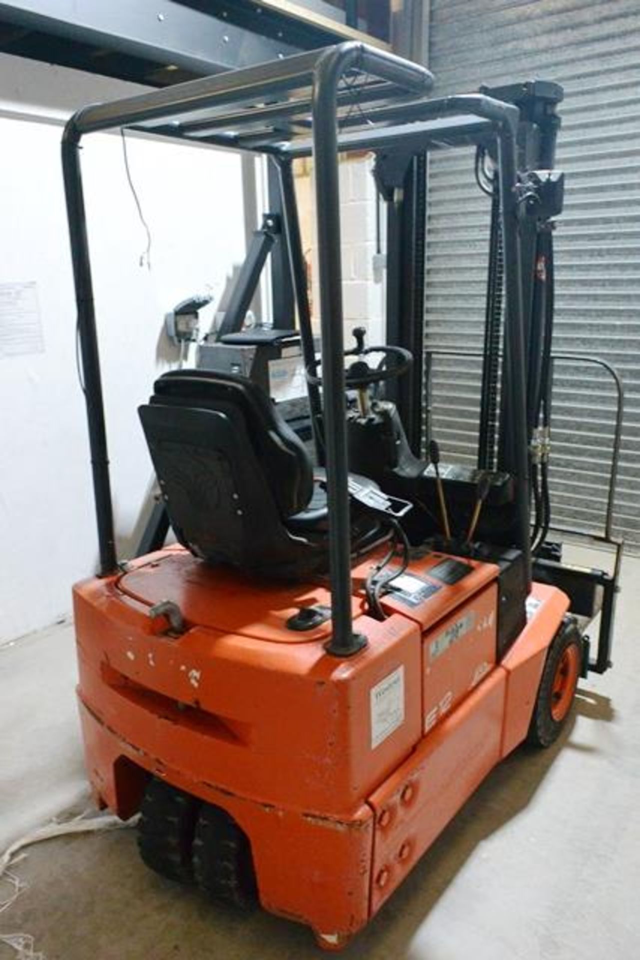 Lansing Linde E12-02 triple wheel, battery operated ride on forklift truck, side shift, serial no. - Image 3 of 7