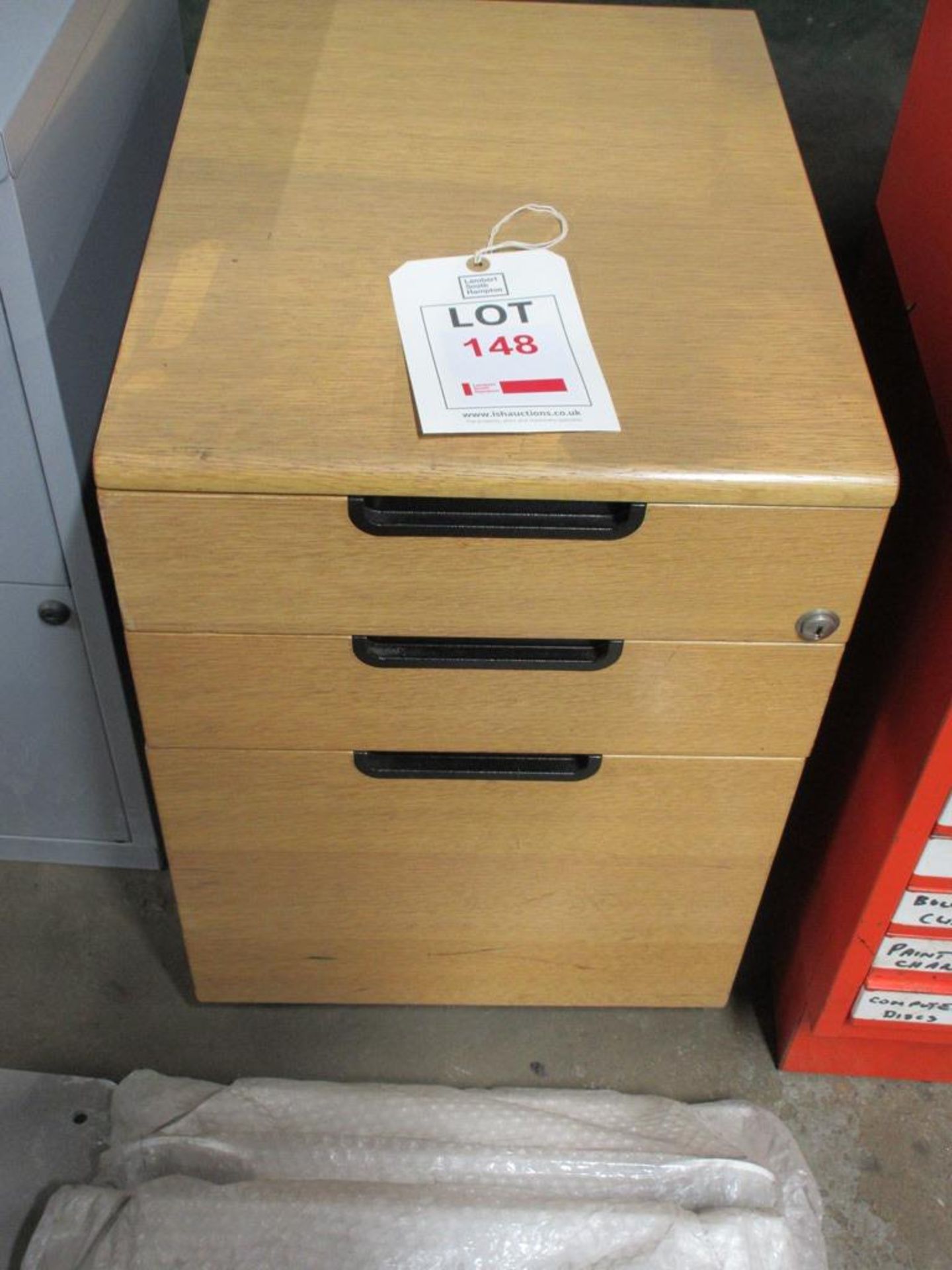 Wood effect corner workstation, wood effect tambour fronted storage cupboard, wood effect pedestal - Image 5 of 6