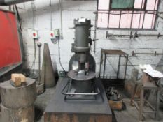 Striker 40kg mechanical pneumatic forging hammer, type STC-45/05/40-142 (2005)