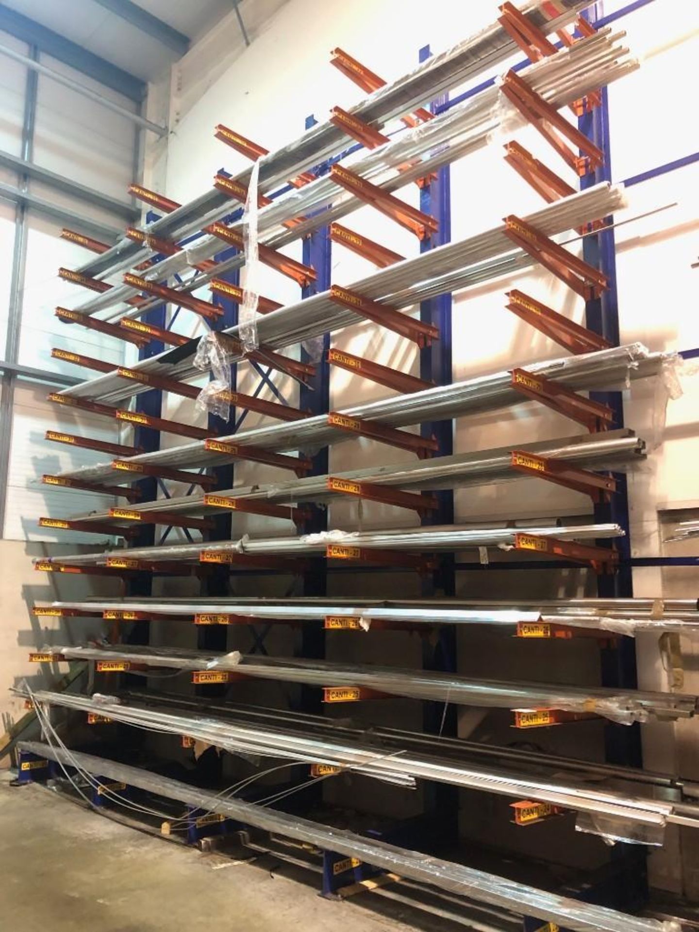 4 bays of heavy duty cantilever racking consisting of 5 L shaped blue frame upright beams 6m tall - Image 3 of 6