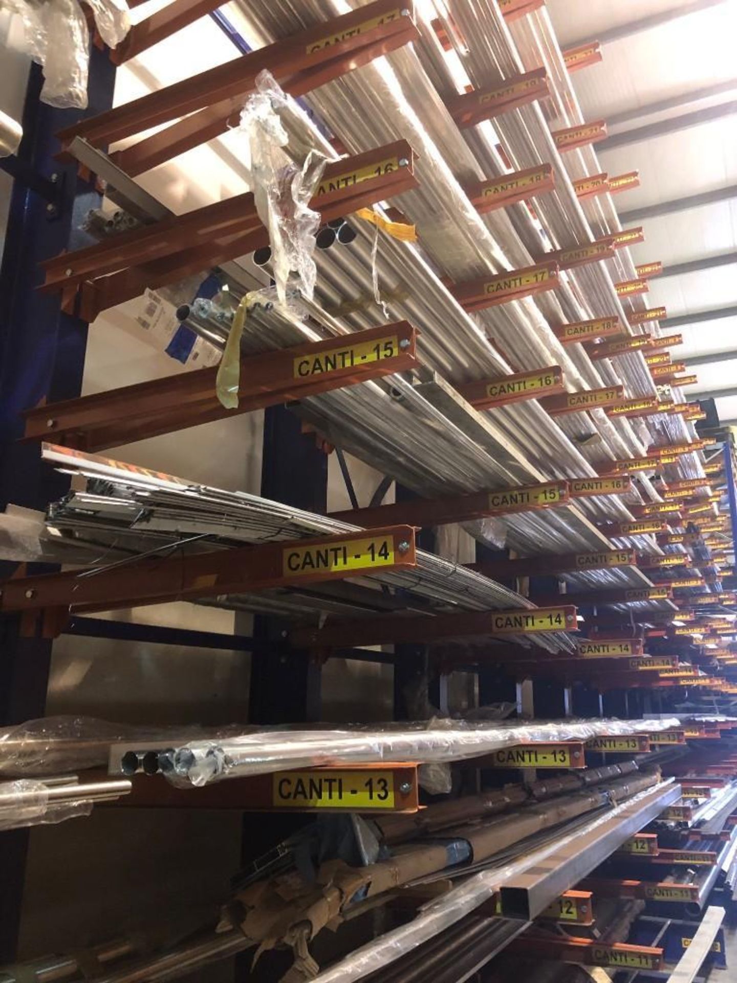 4 bays of heavy duty cantilever racking consisting of 5 L shaped blue frame upright beams 6m tall - Image 2 of 6